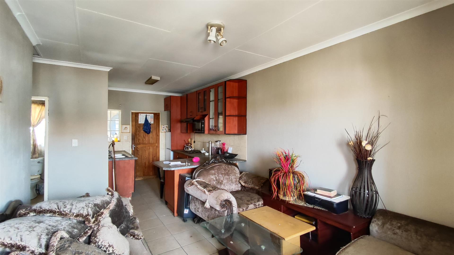 Lounges - 12 square meters of property in Elspark