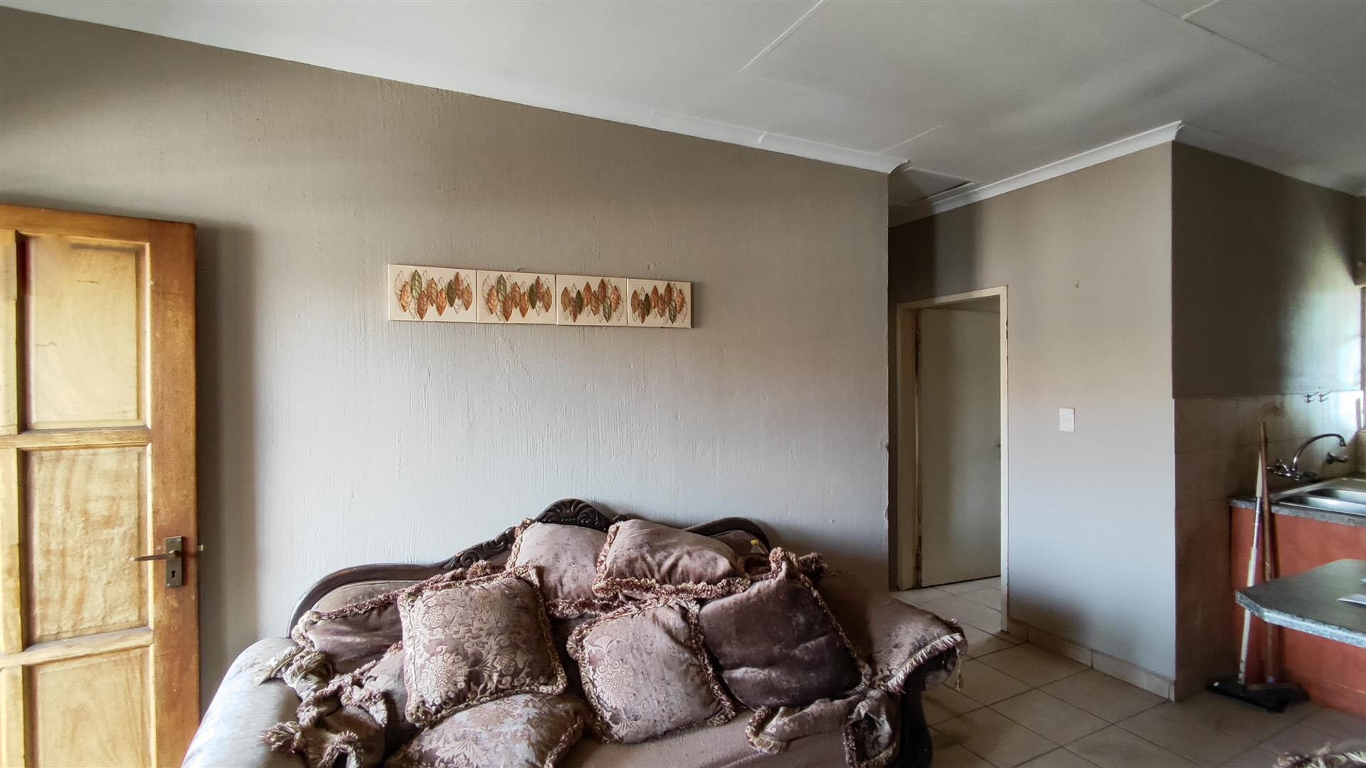 Lounges - 12 square meters of property in Elspark