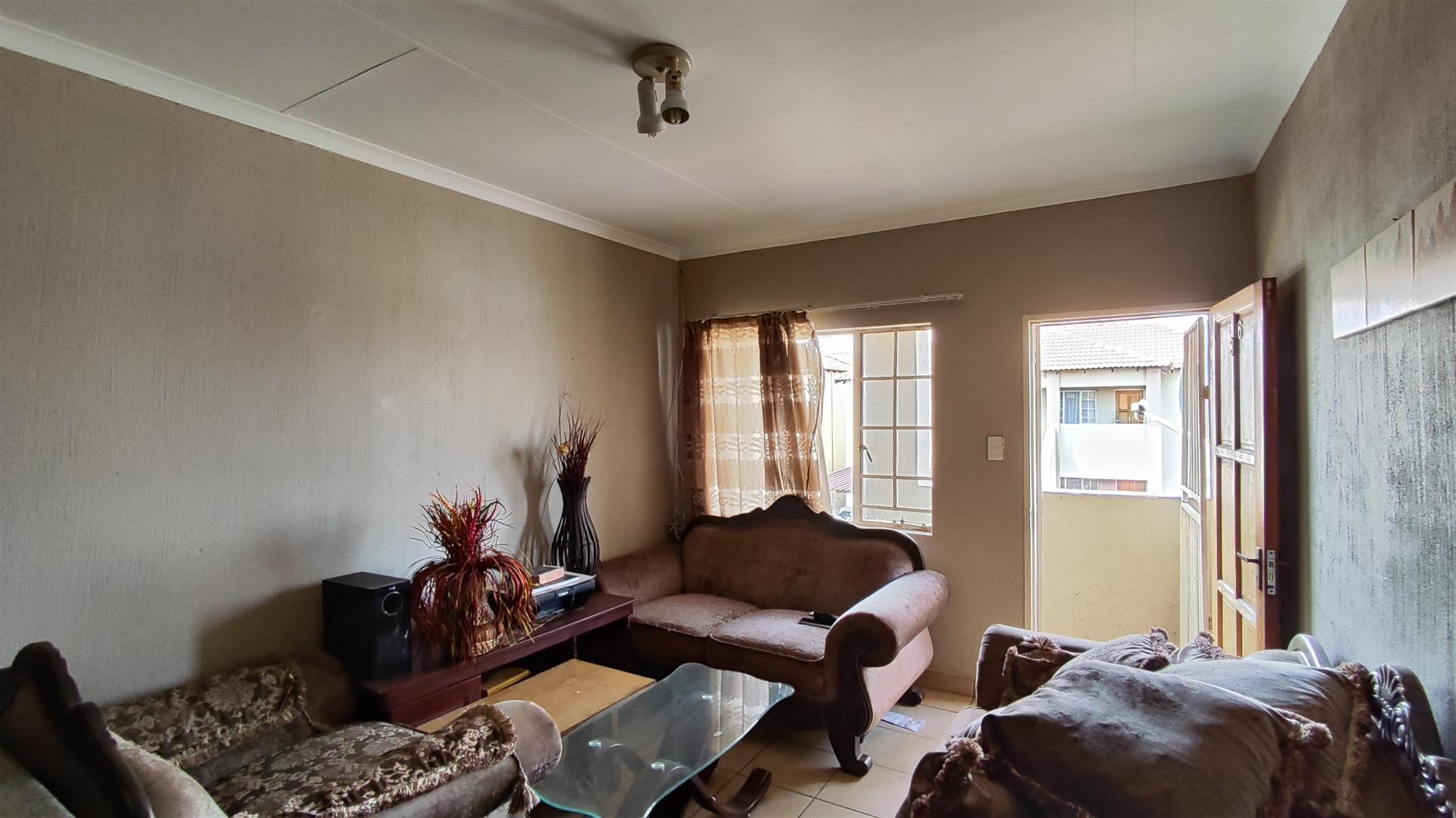 Lounges - 12 square meters of property in Elspark