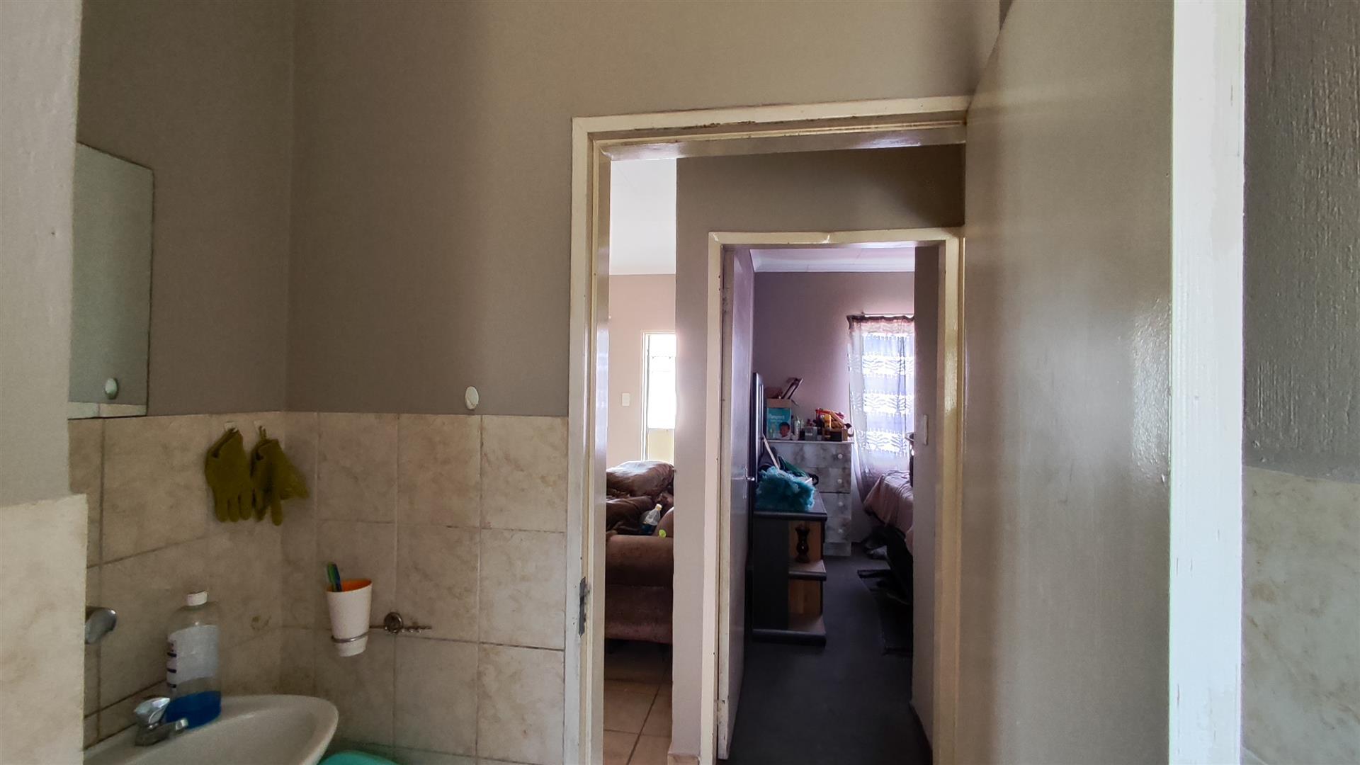 Bathroom 1 - 4 square meters of property in Elspark