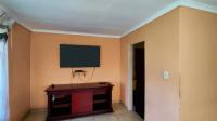 Lounges - 14 square meters of property in Tsakane