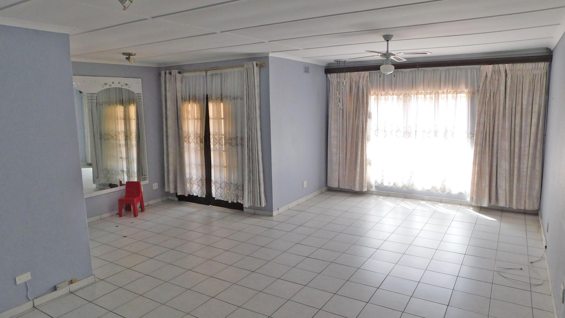 Lounges - 33 square meters of property in Margate