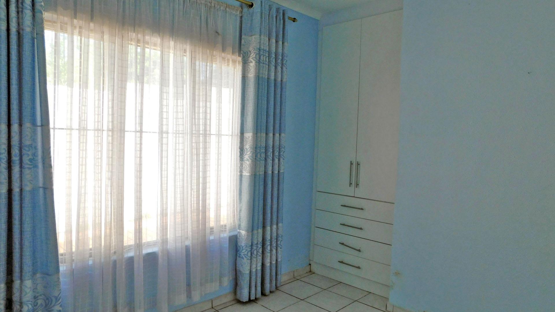 Bed Room 1 - 12 square meters of property in Margate