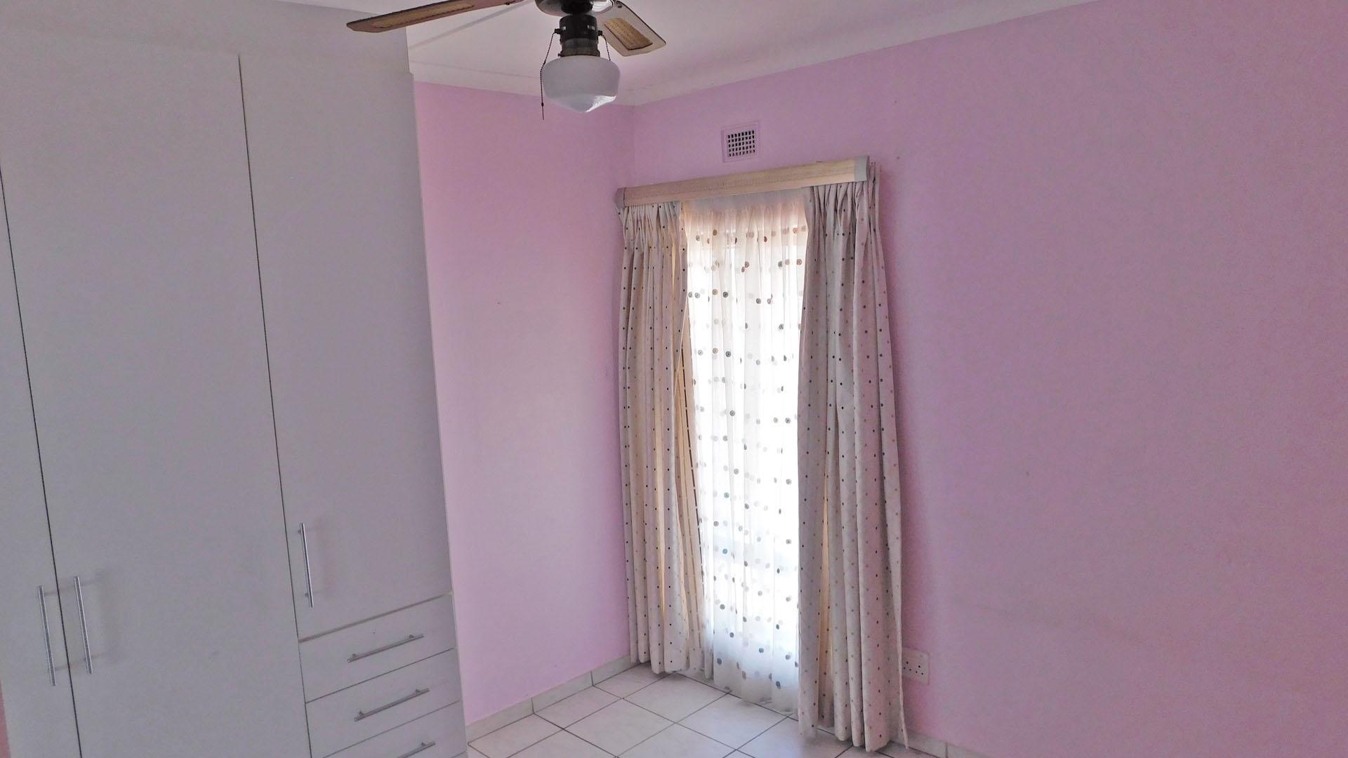 Bed Room 2 - 12 square meters of property in Margate