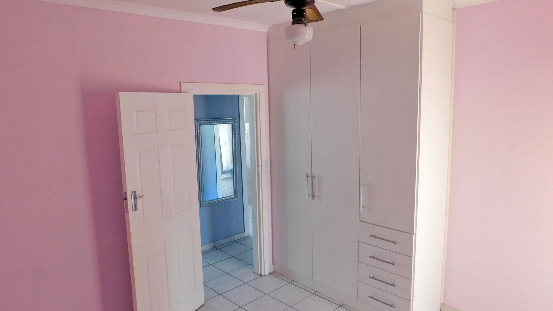 Bed Room 2 - 12 square meters of property in Margate