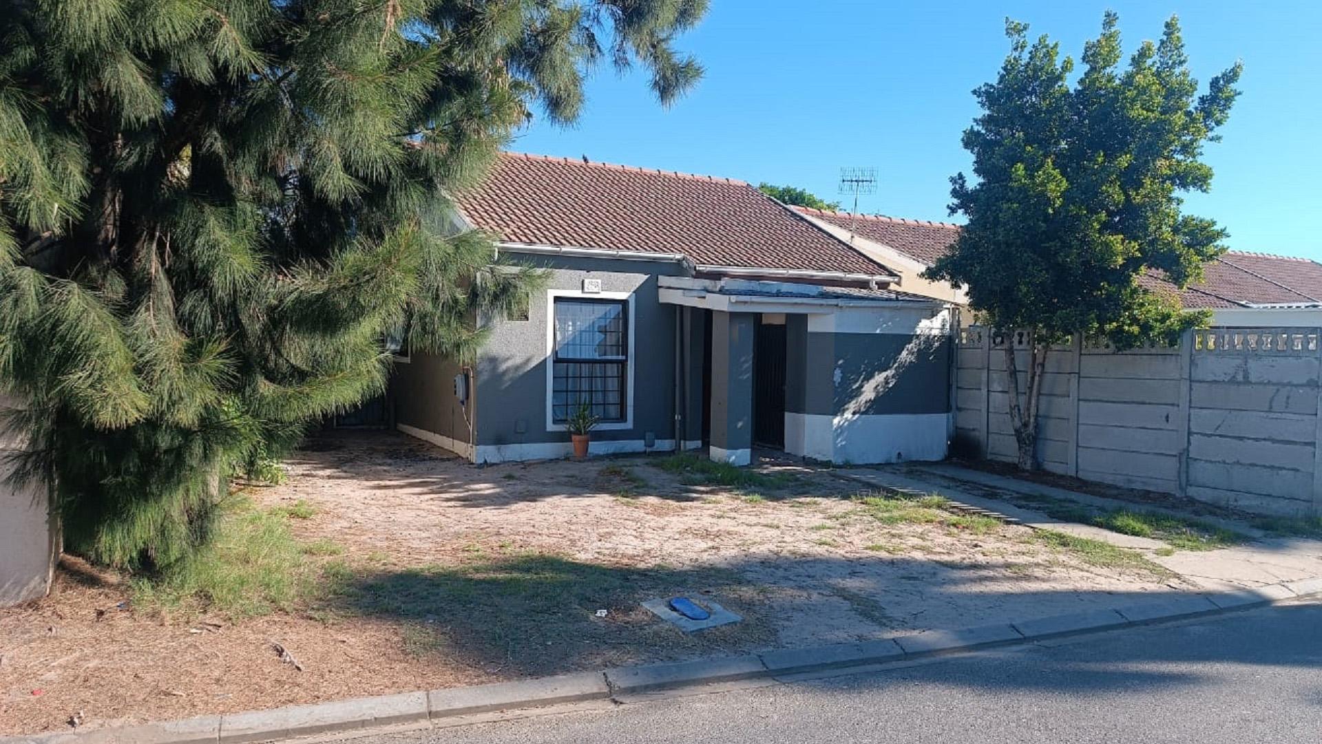 Front View of property in Summer Greens