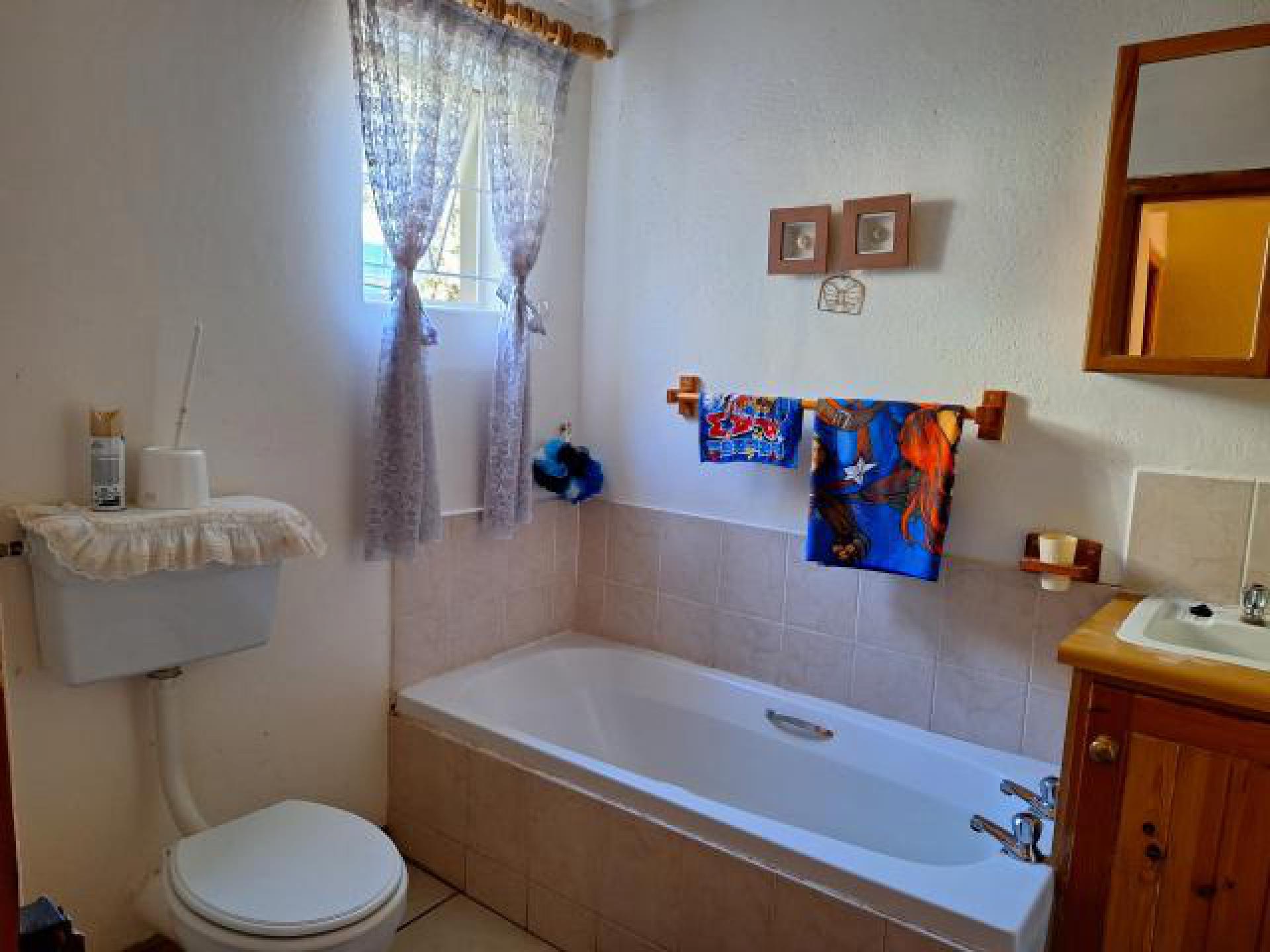 Bathroom 1 of property in Victoria West