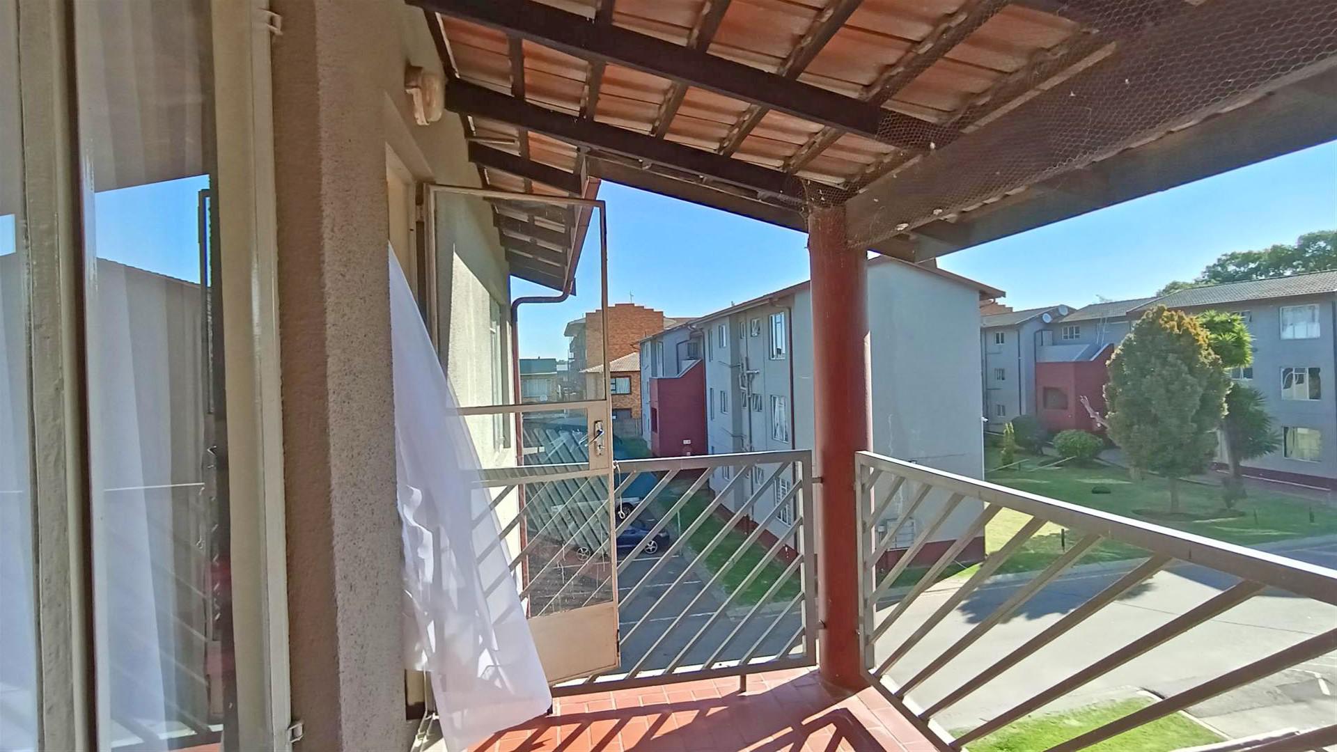 Balcony - 9 square meters of property in Benoni