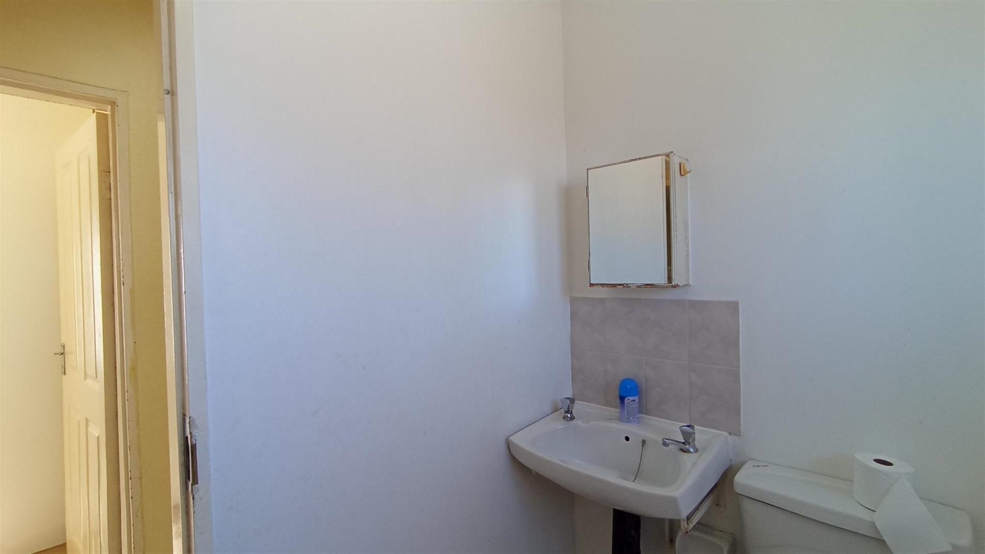 Bathroom 1 - 5 square meters of property in Benoni