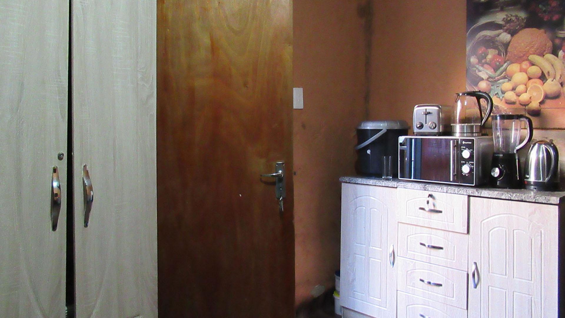 Bed Room 3 - 10 square meters of property in Protea Glen