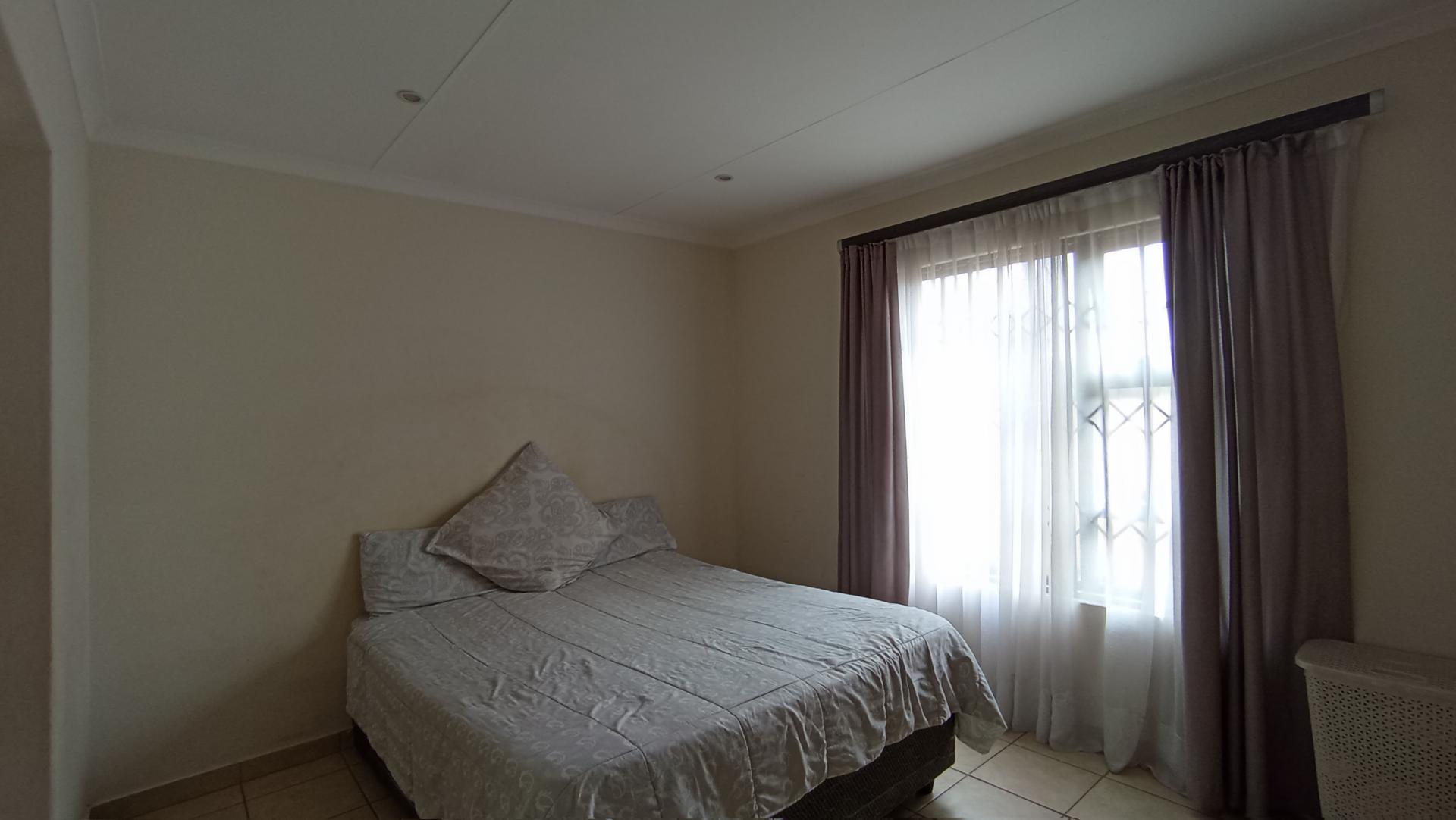 Main Bedroom - 15 square meters of property in Montana