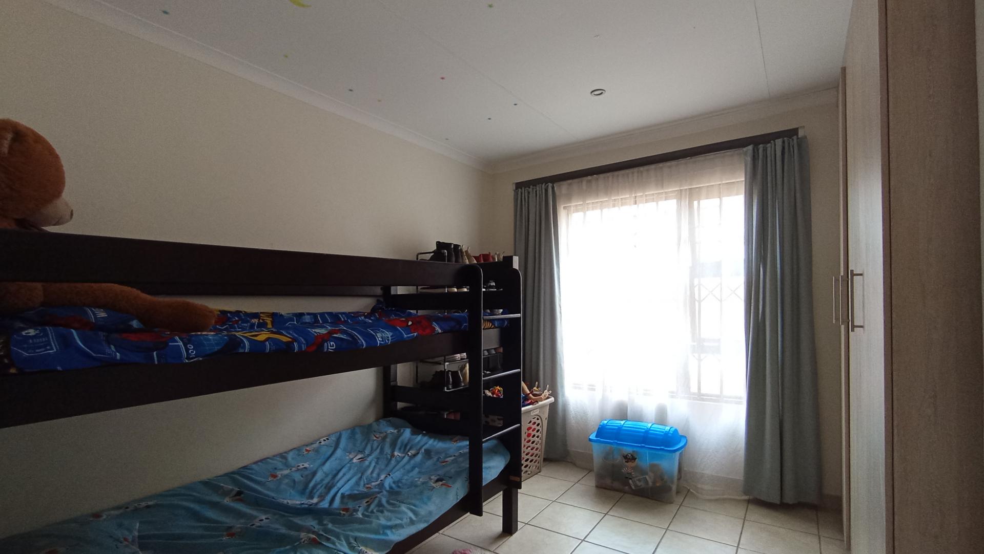 Bed Room 1 - 10 square meters of property in Montana