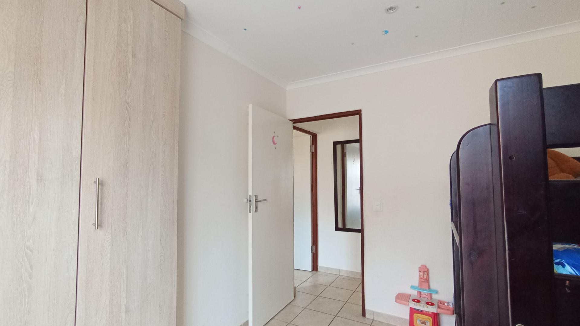 Bed Room 1 - 10 square meters of property in Montana