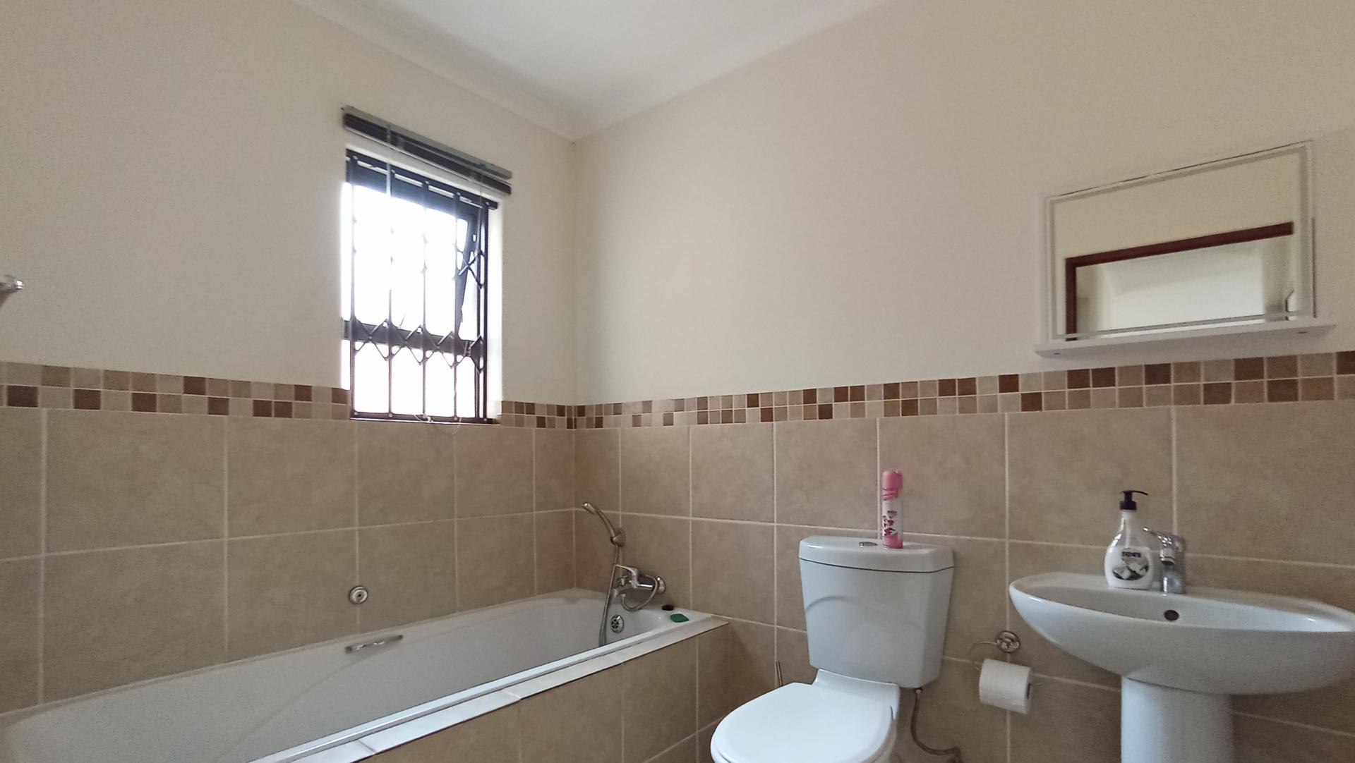 Bathroom 1 - 5 square meters of property in Montana