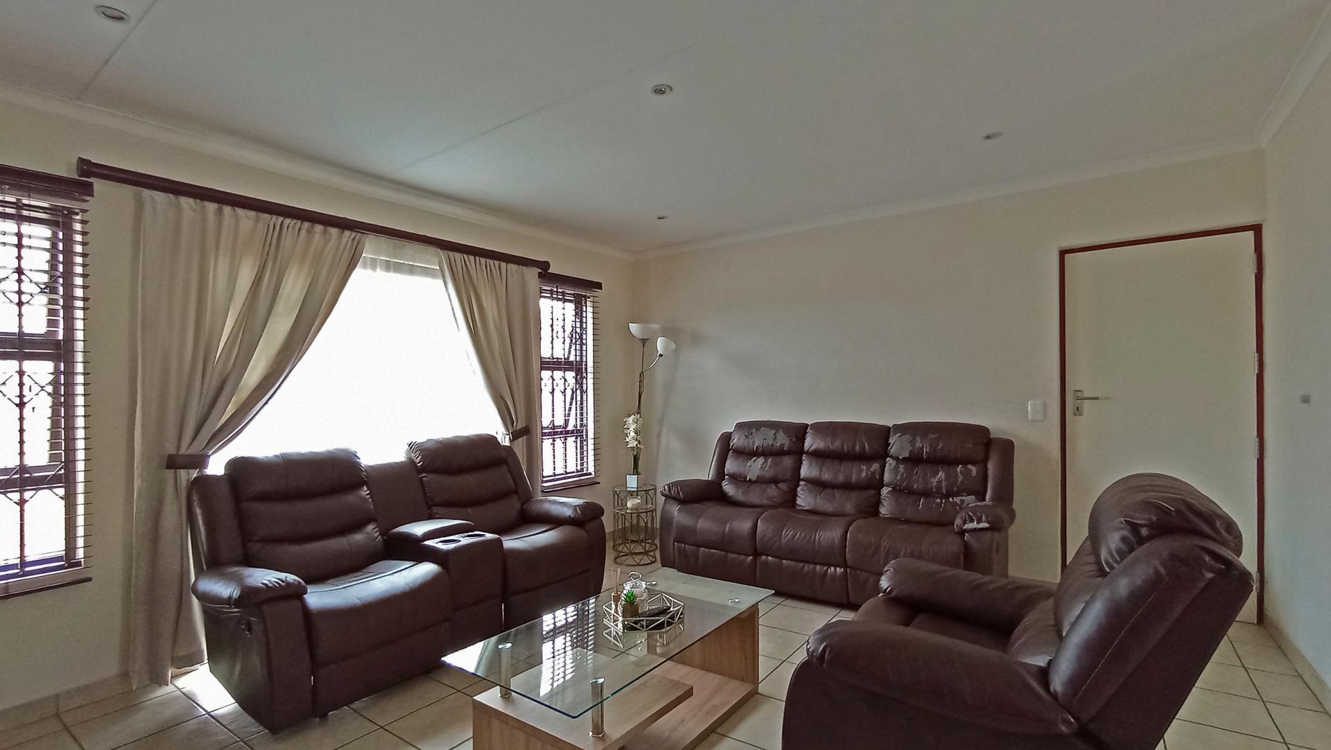 Lounges - 24 square meters of property in Montana