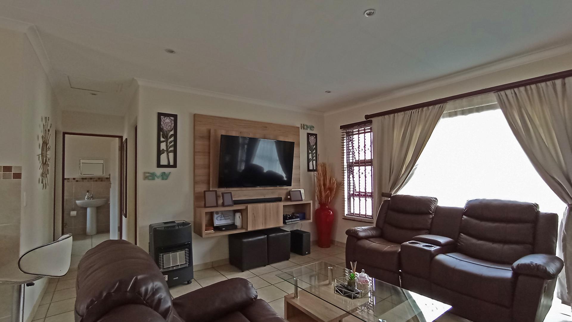 Lounges - 24 square meters of property in Montana