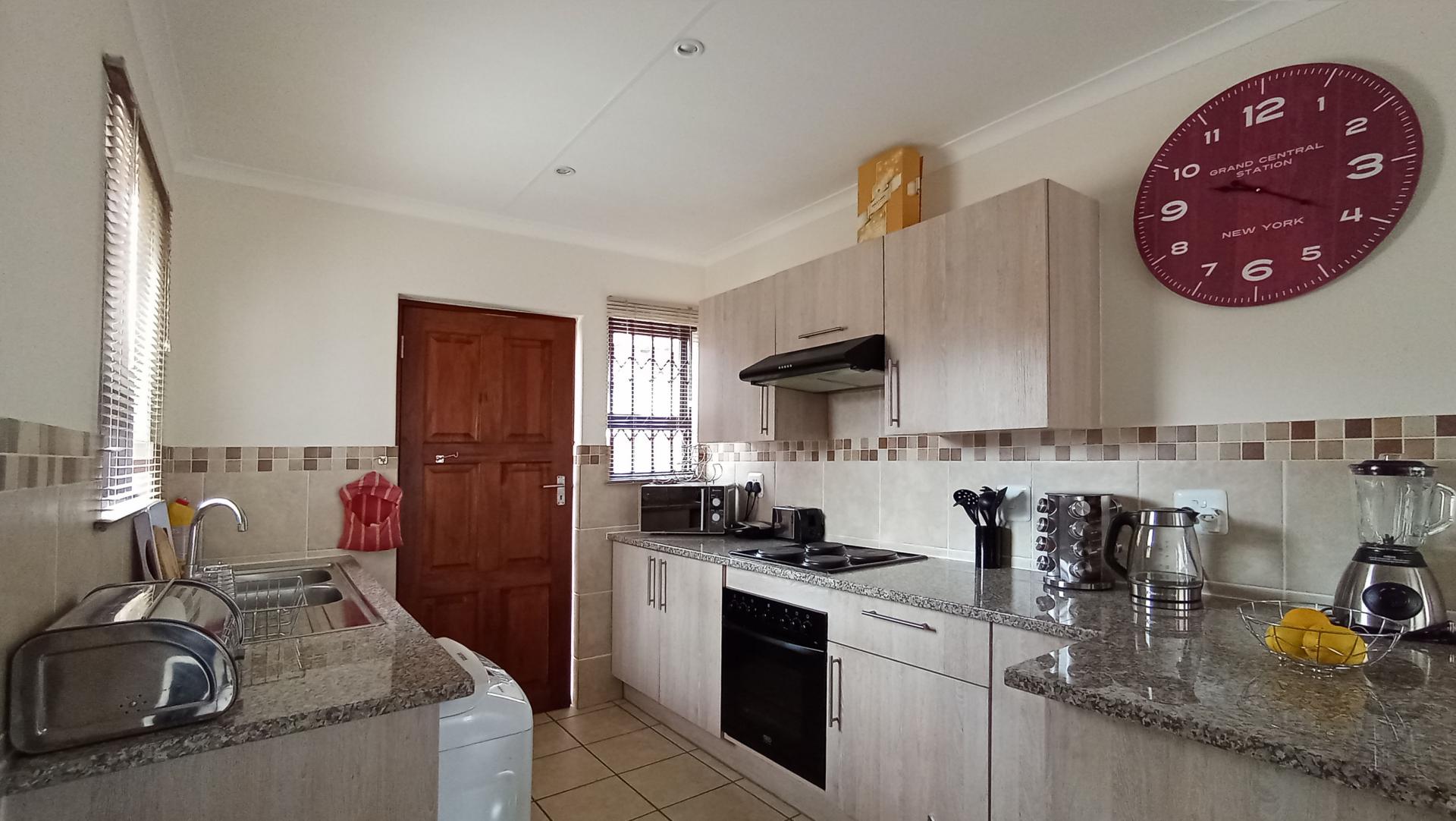 Kitchen - 12 square meters of property in Montana