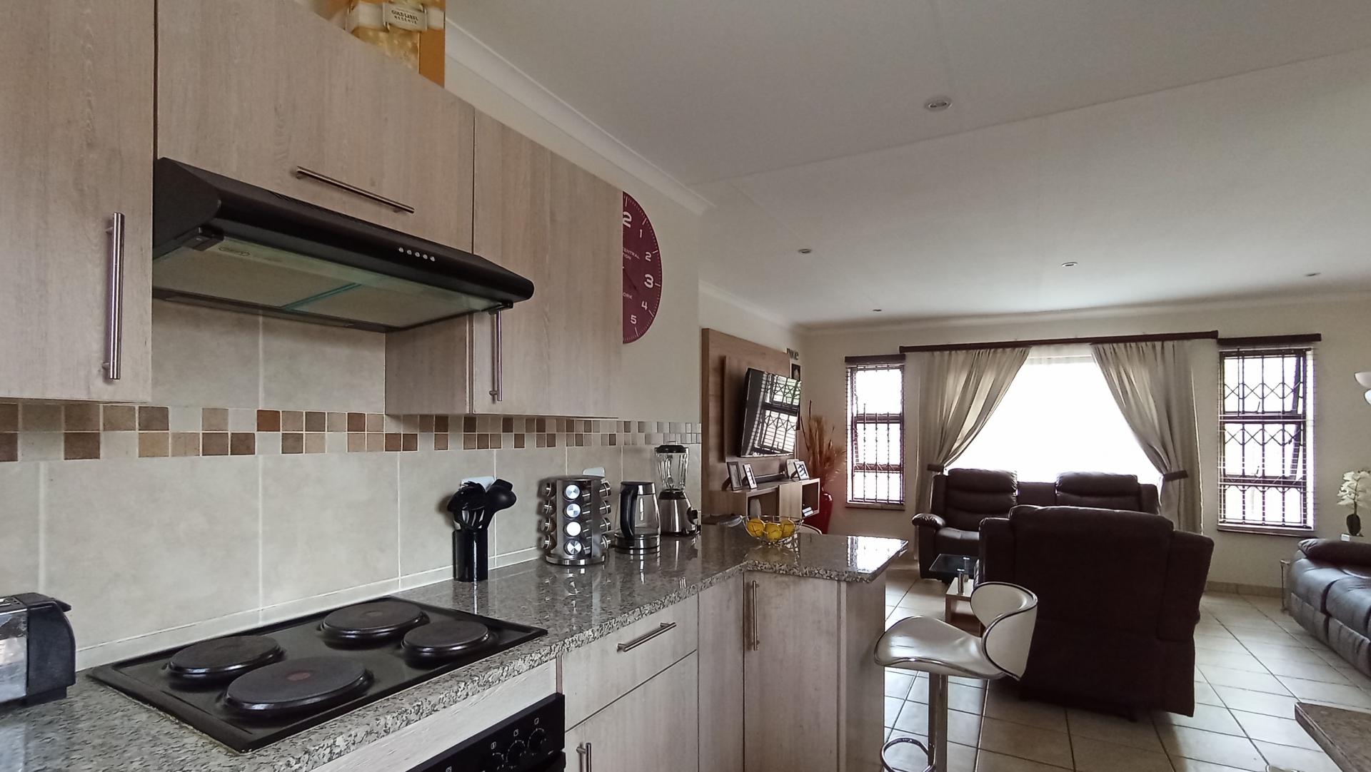 Kitchen - 12 square meters of property in Montana