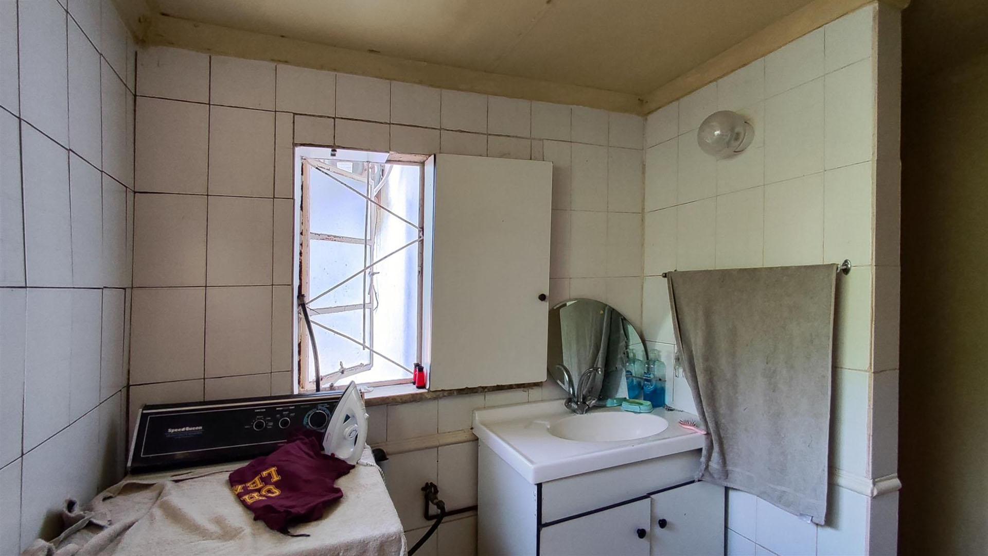 Flatlet - 90 square meters of property in Primrose Hill