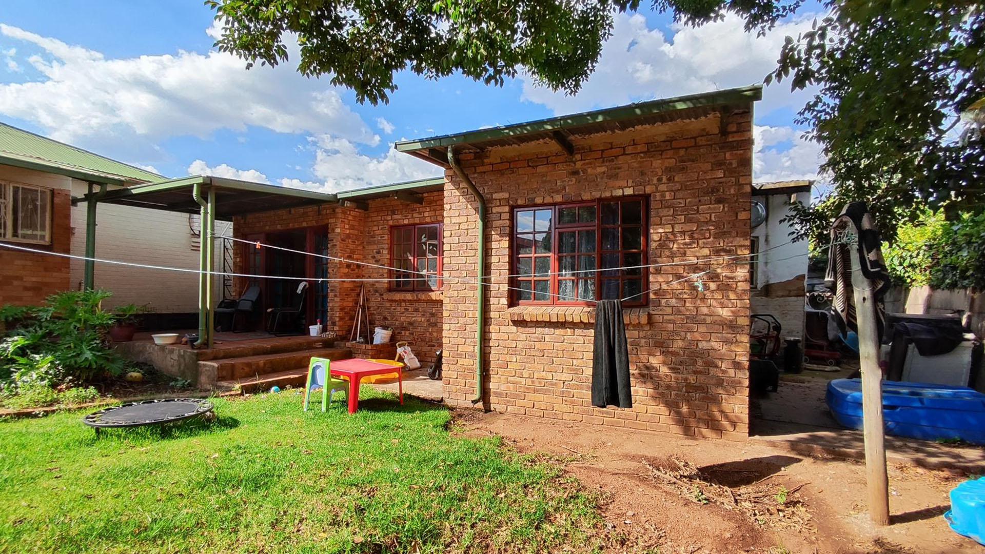 Flatlet - 90 square meters of property in Primrose Hill