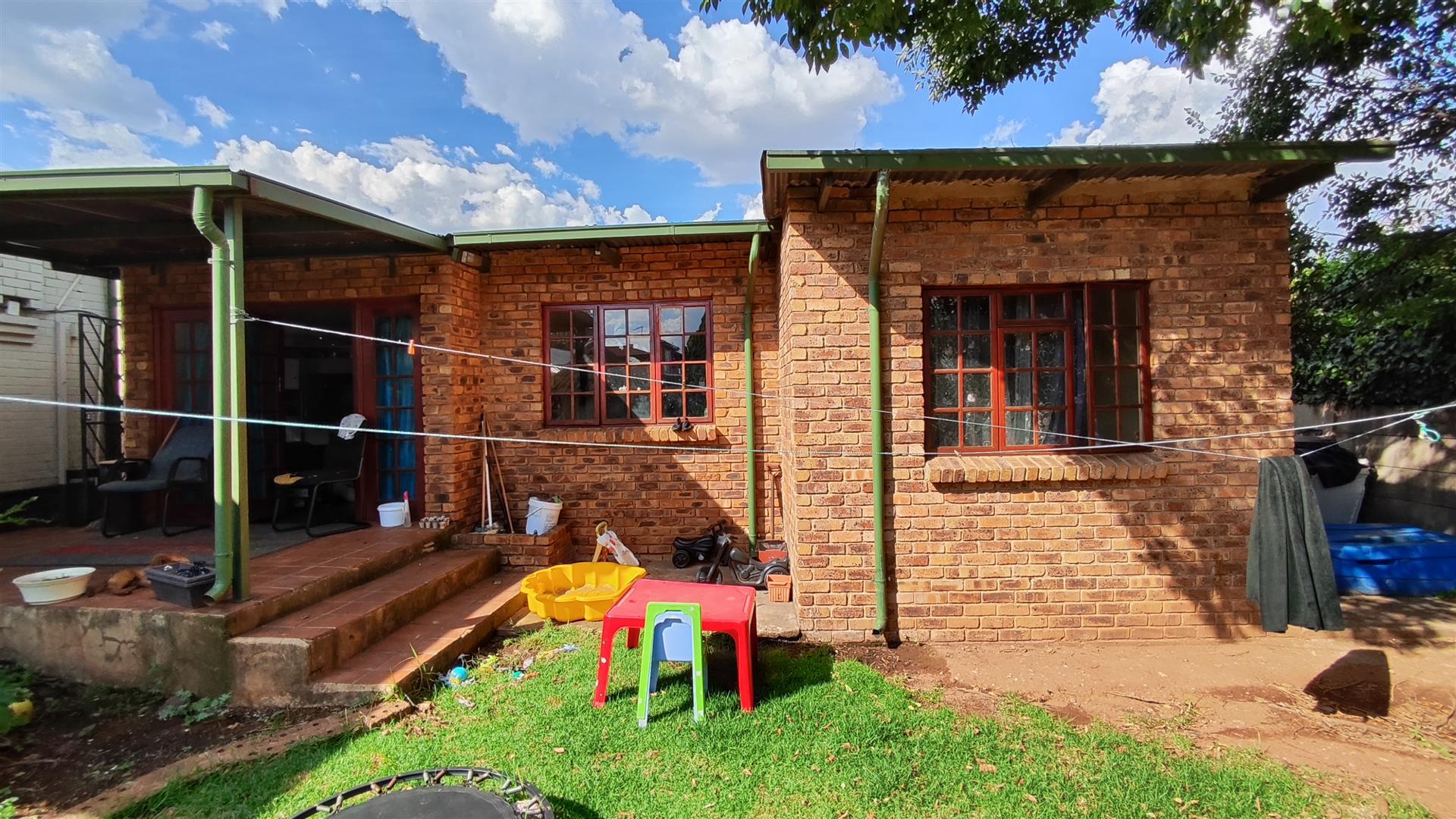 Flatlet - 90 square meters of property in Primrose Hill