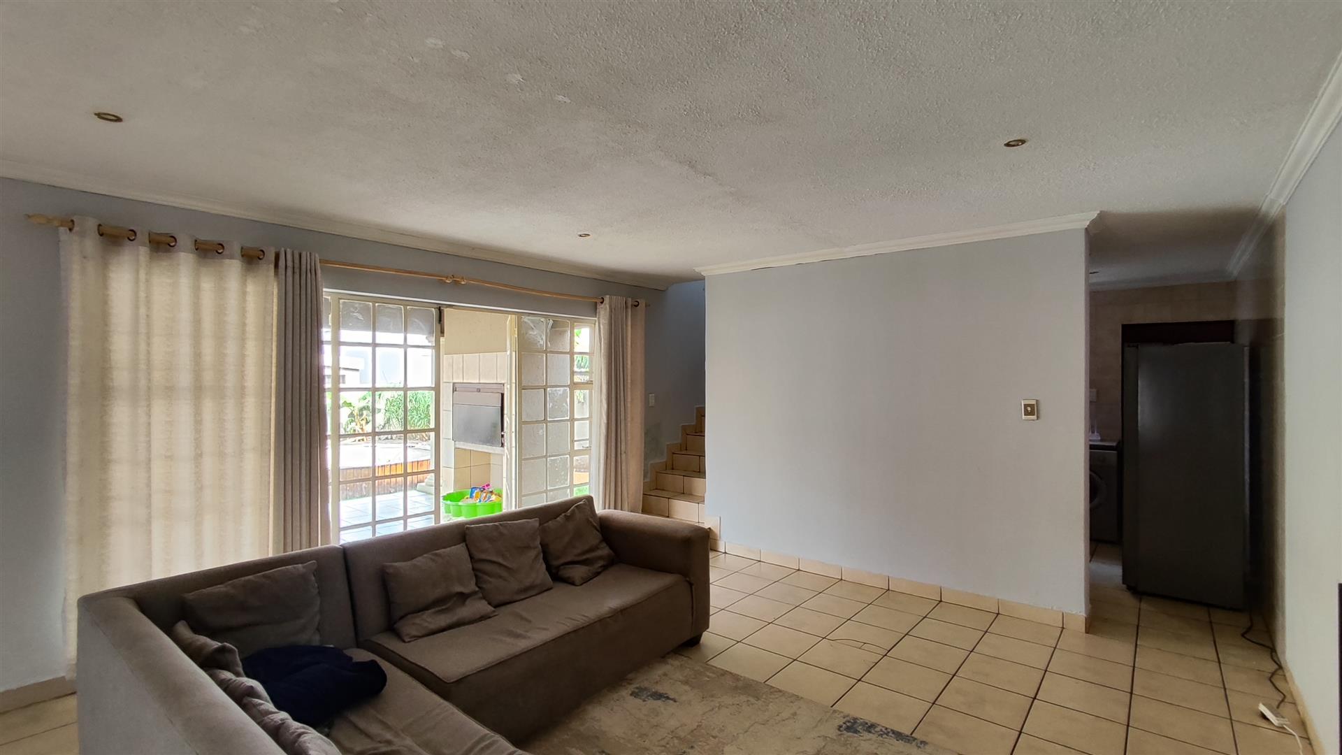 Lounges - 25 square meters of property in Brakpan