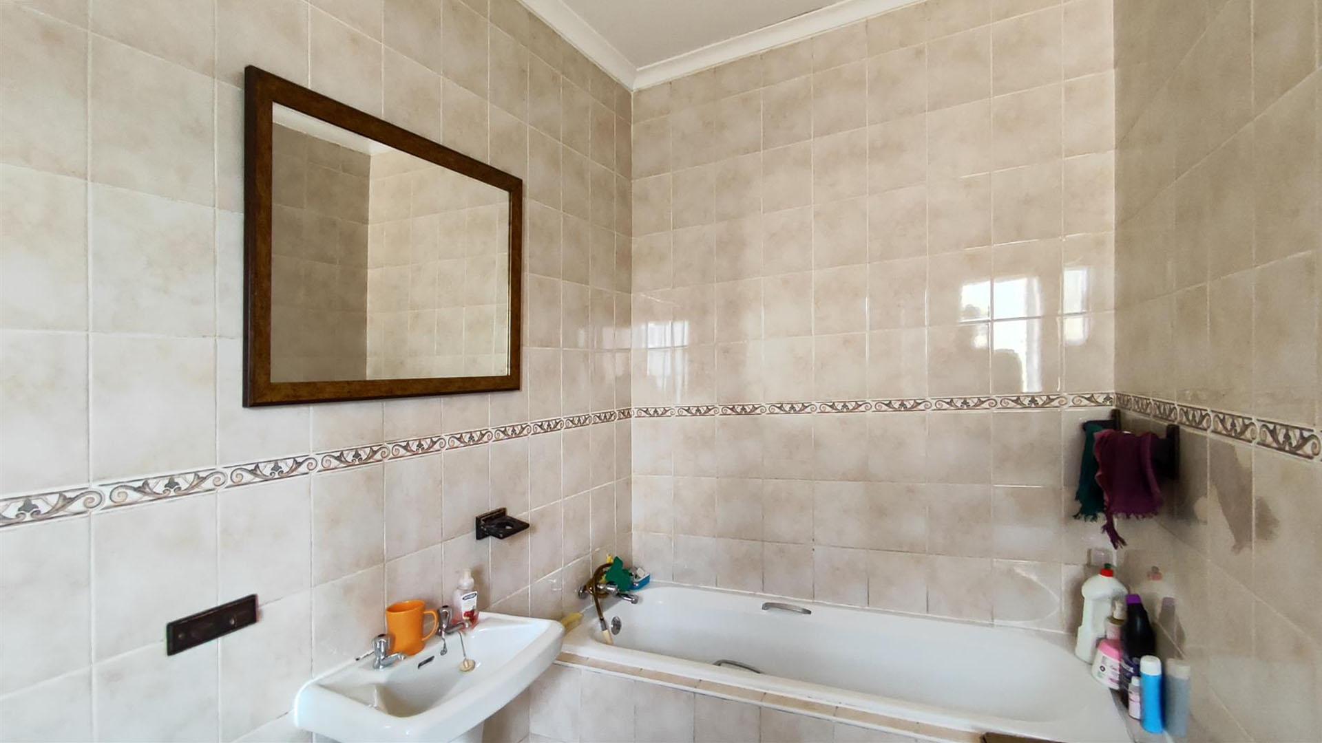 Main Bathroom - 8 square meters of property in Brakpan