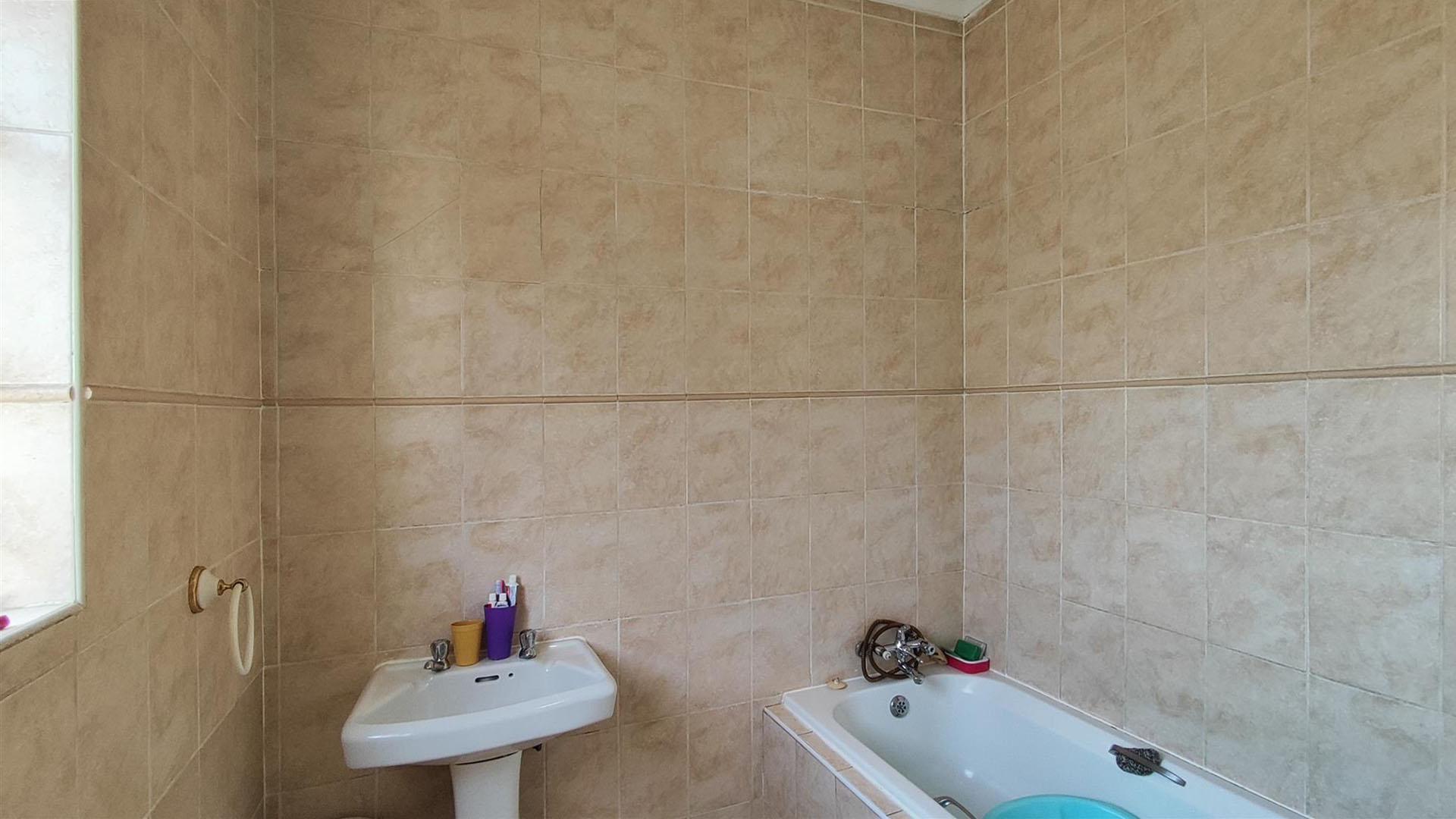 Bathroom 1 - 6 square meters of property in Brakpan