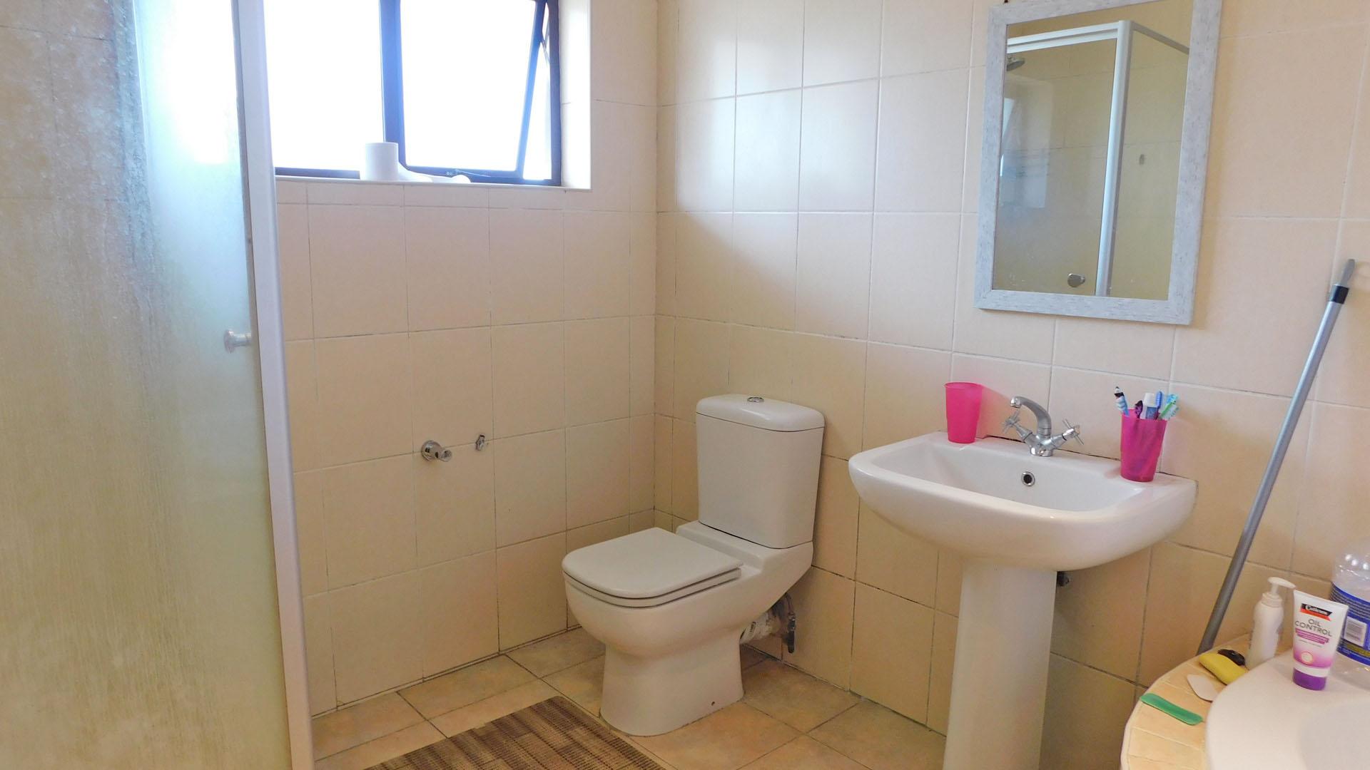 Bathroom 1 - 12 square meters of property in Palmiet