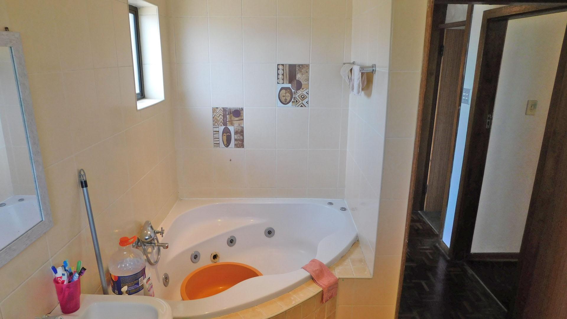Bathroom 1 - 12 square meters of property in Palmiet