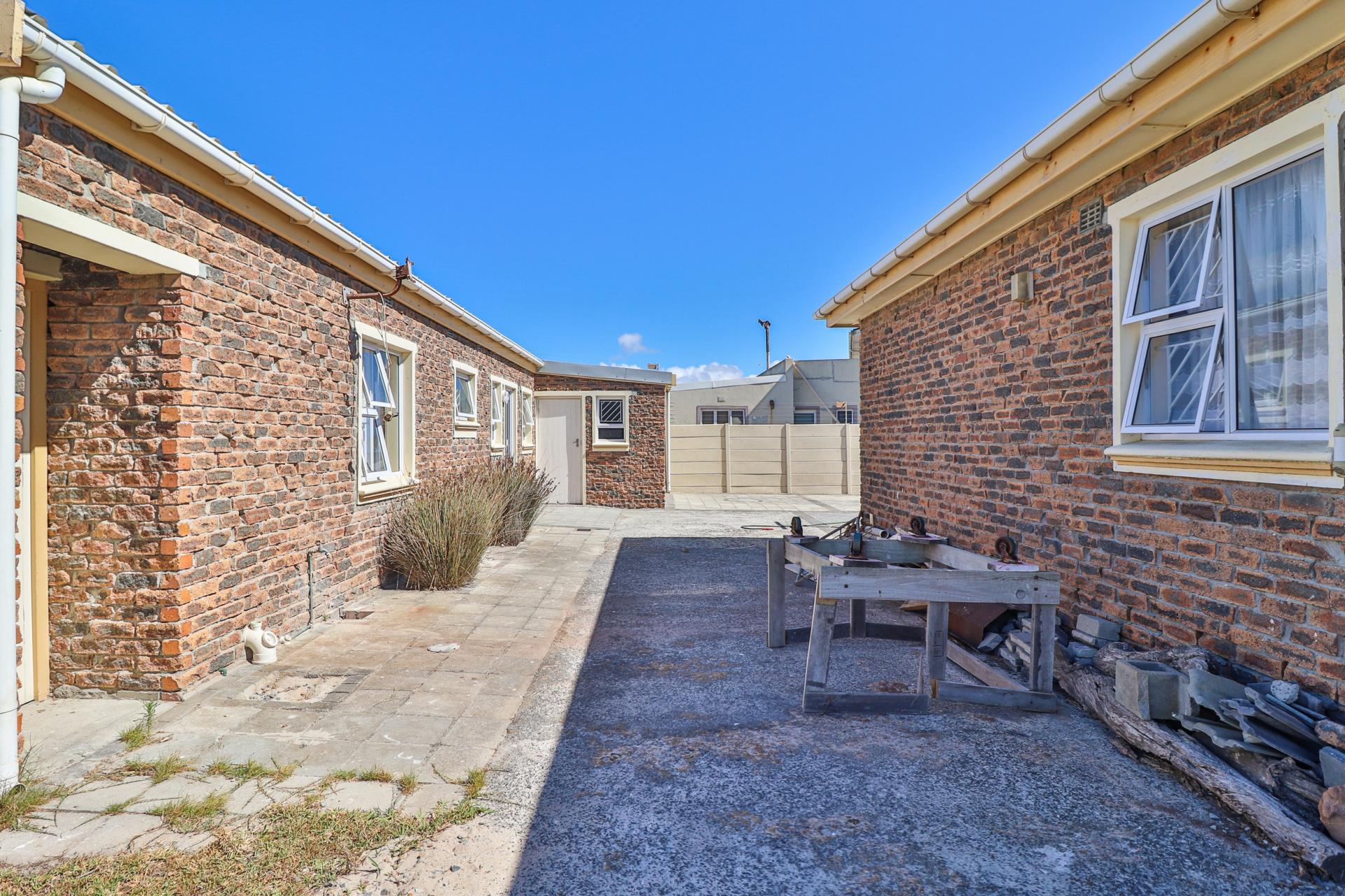 4 Bedroom House for Sale For Sale in Pelican Heights MR623