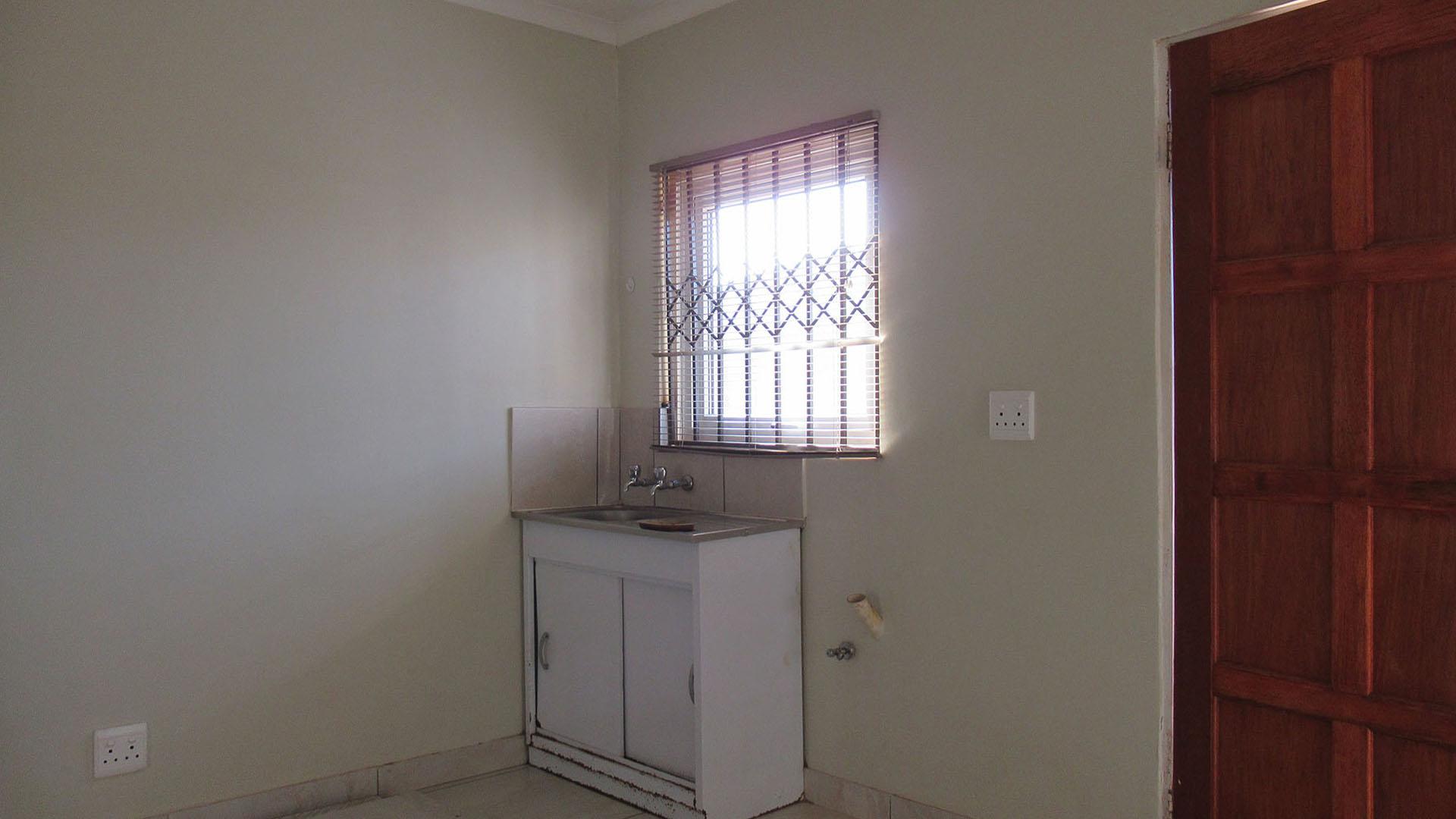 Kitchen - 8 square meters of property in Lehae