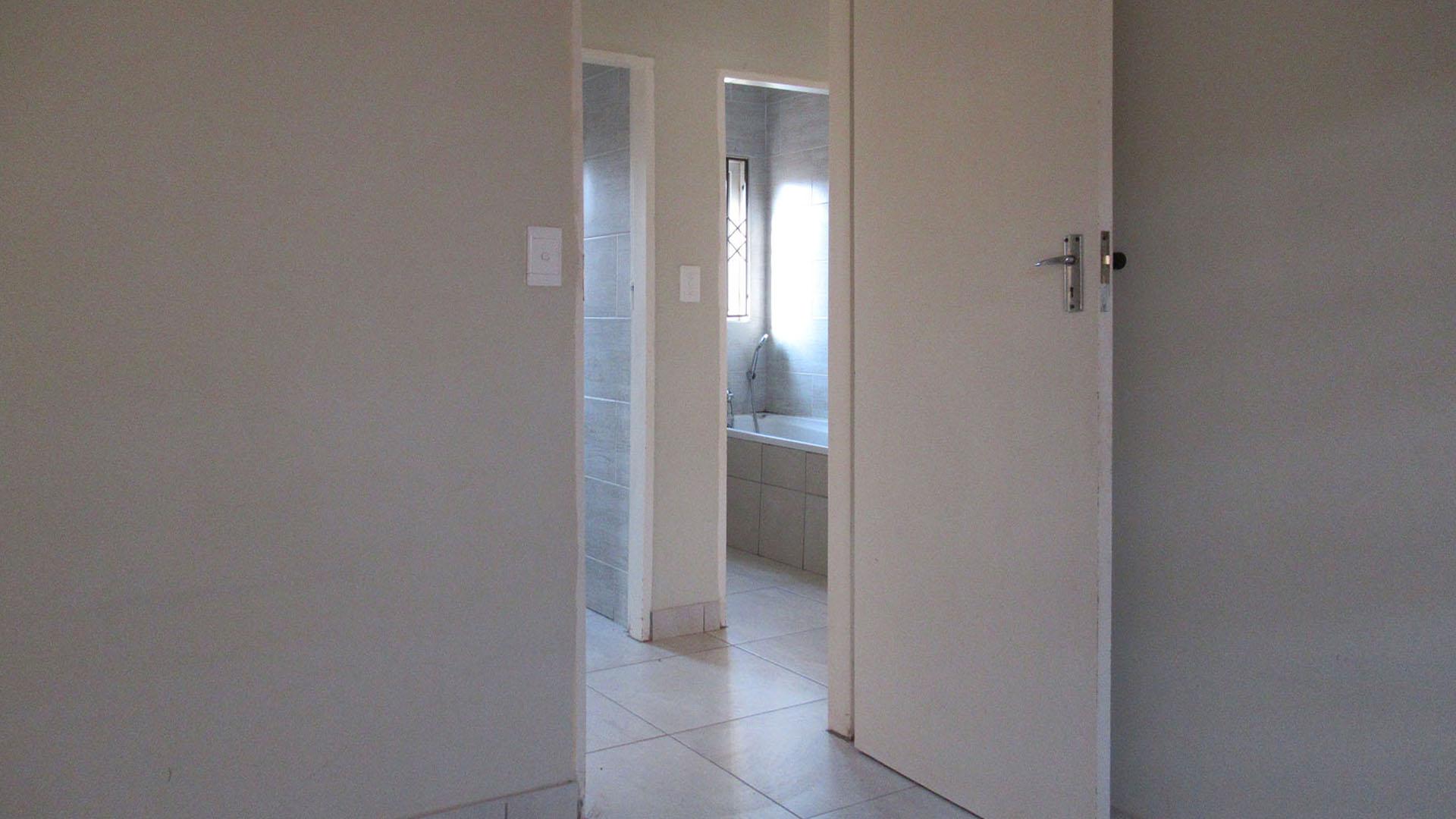 Bed Room 2 - 6 square meters of property in Lehae