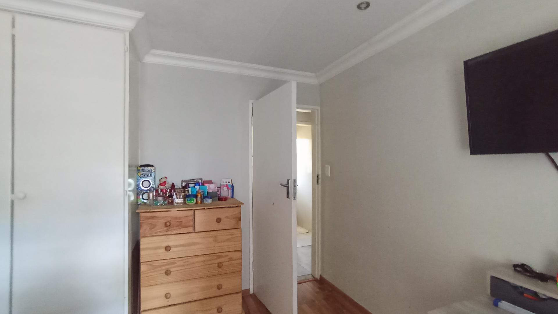 Bed Room 1 - 15 square meters of property in Wierdapark