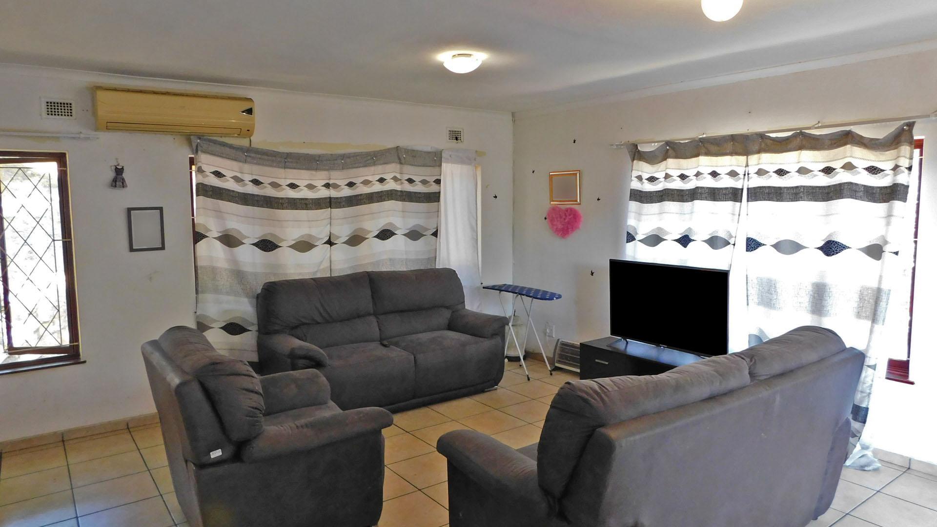 Lounges - 29 square meters of property in Illovo Glen 
