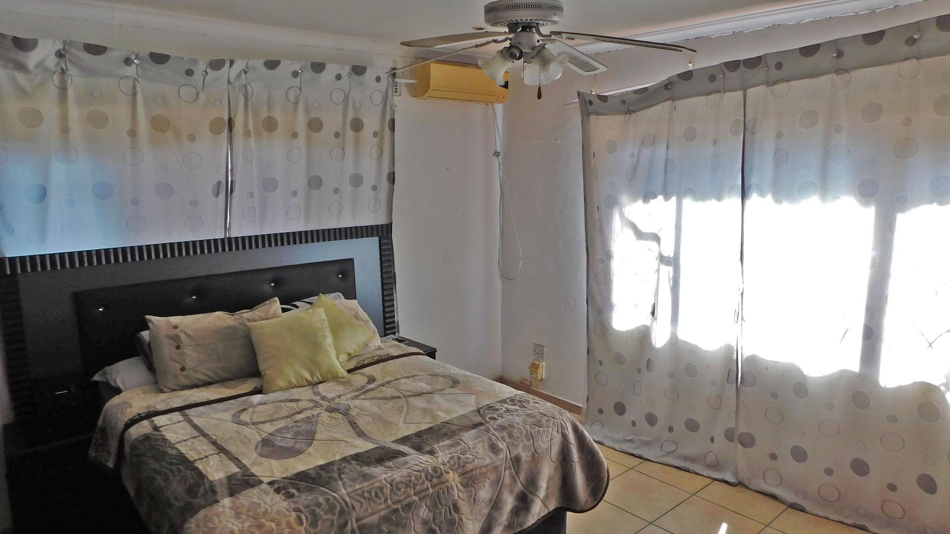 Main Bedroom - 22 square meters of property in Kingsburgh