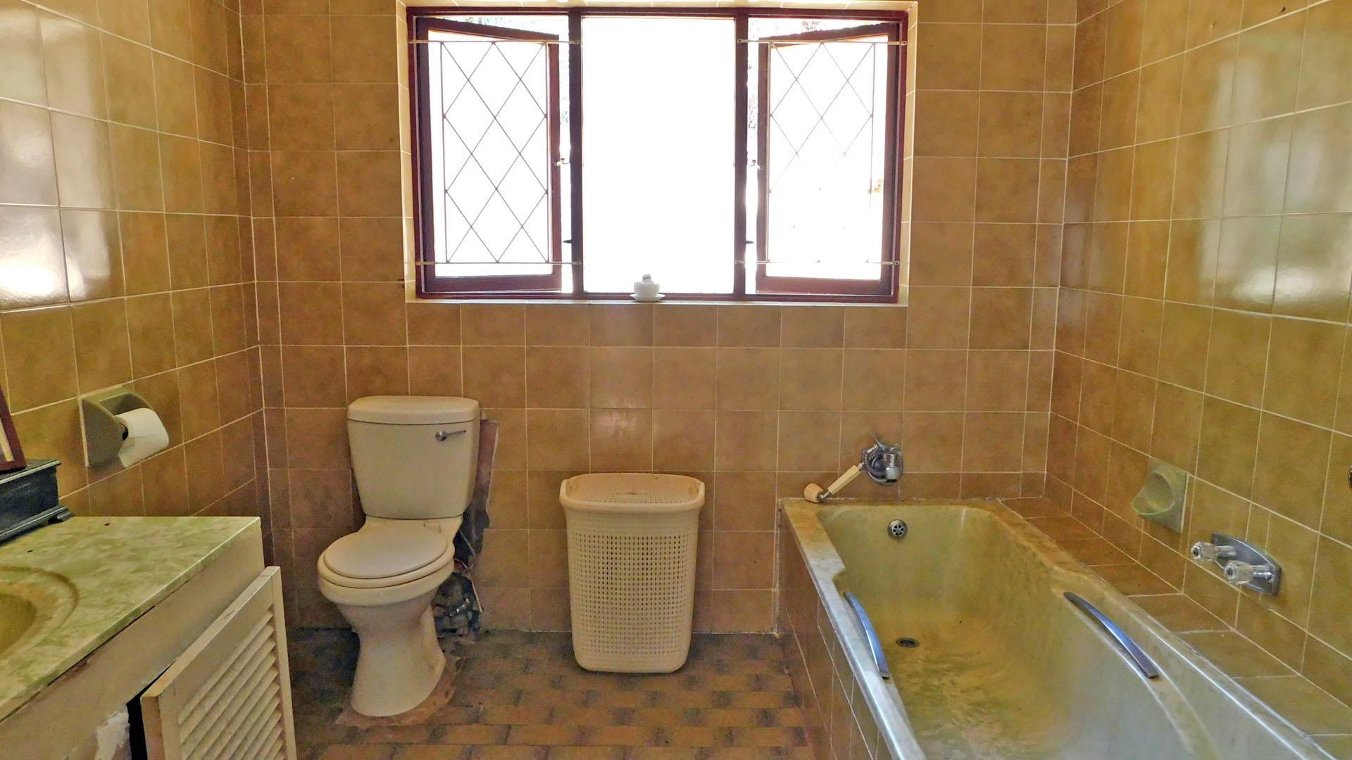 Main Bathroom - 7 square meters of property in Kingsburgh