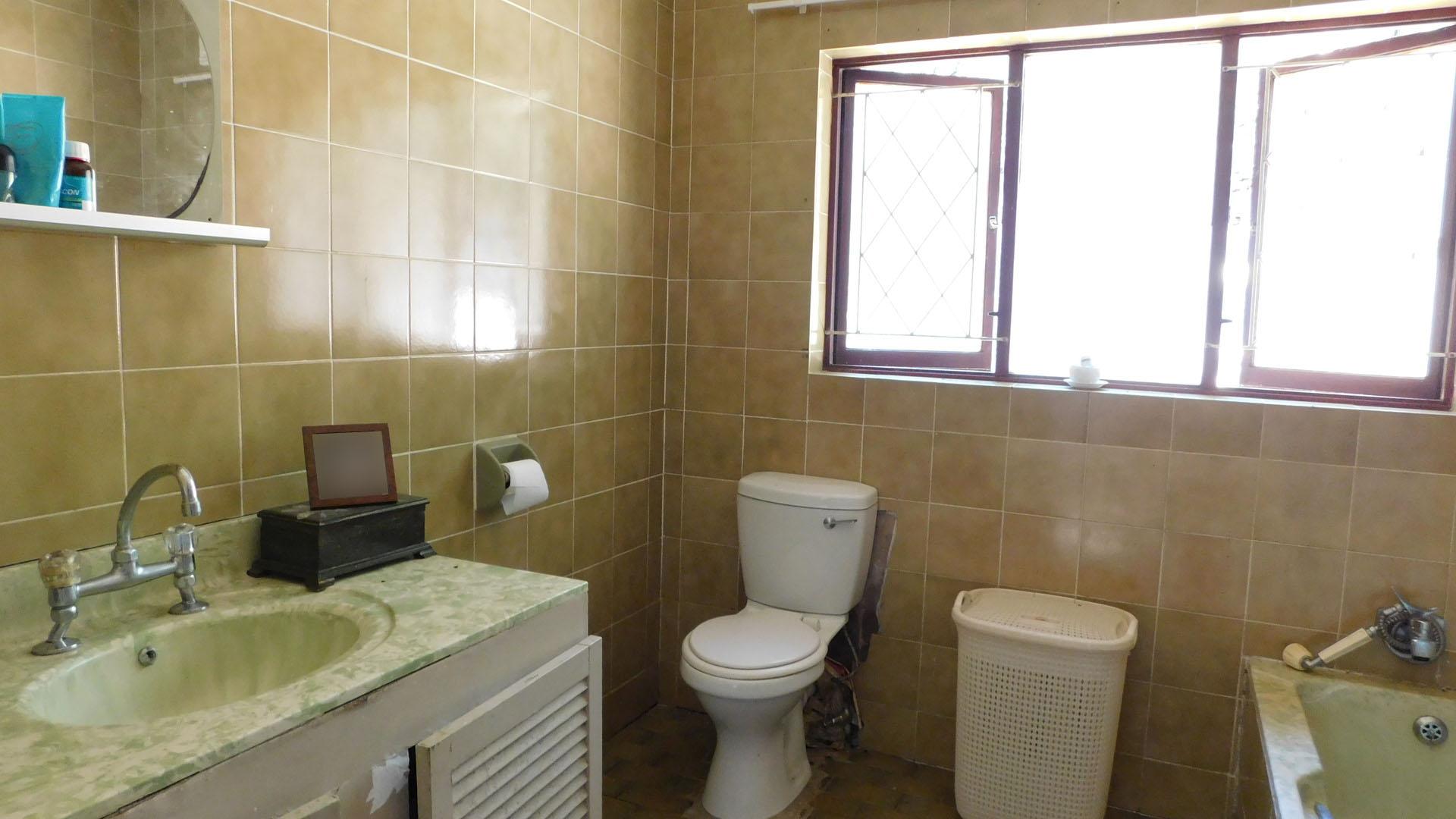 Main Bathroom - 7 square meters of property in Kingsburgh