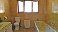 Main Bathroom of property in Illovo Glen 