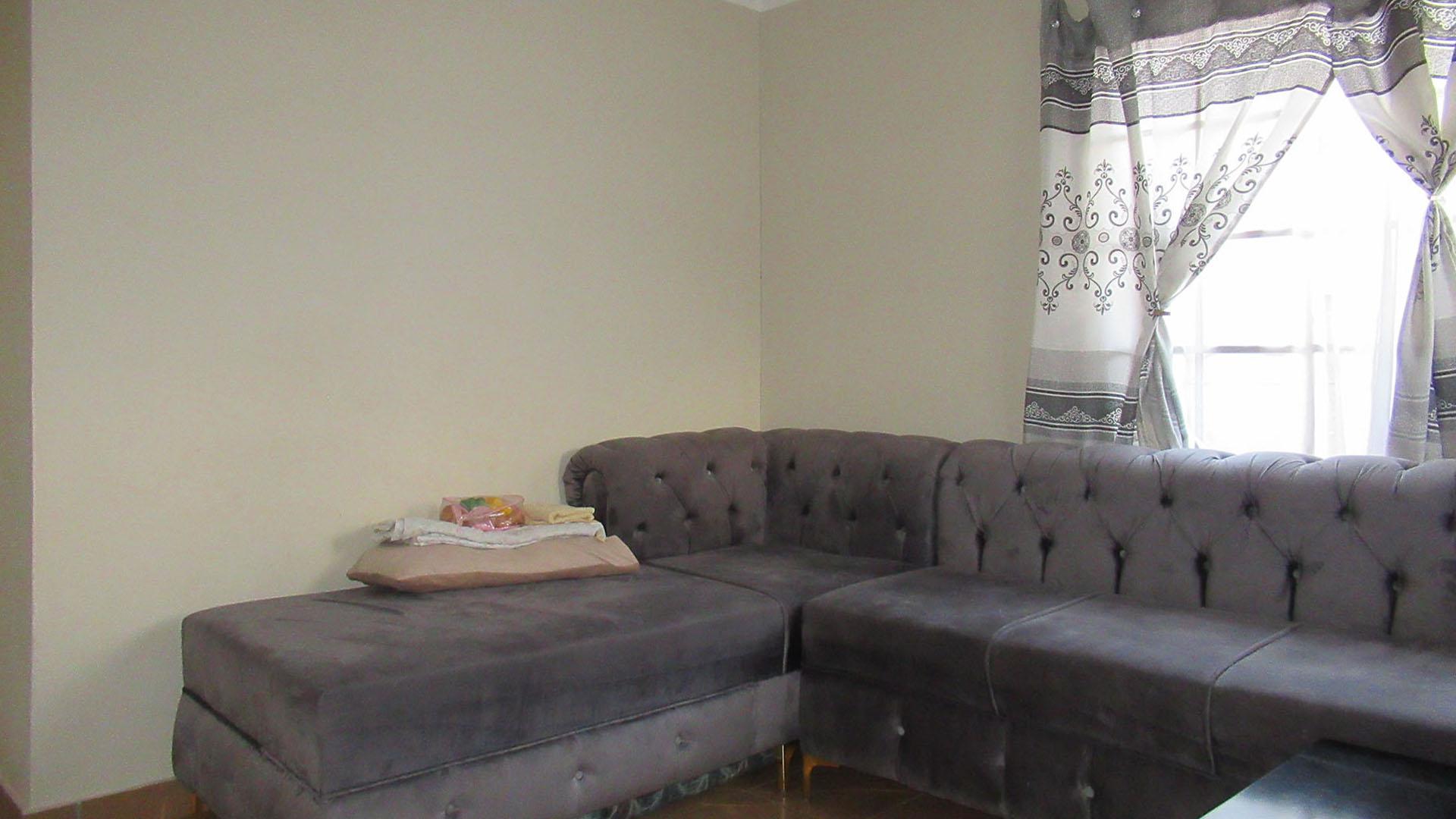 Lounges - 9 square meters of property in Palm Ridge