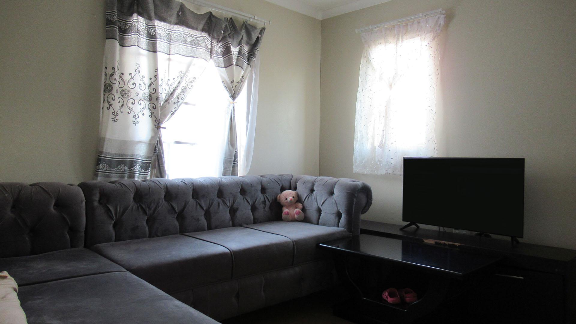 Lounges - 9 square meters of property in Palm Ridge