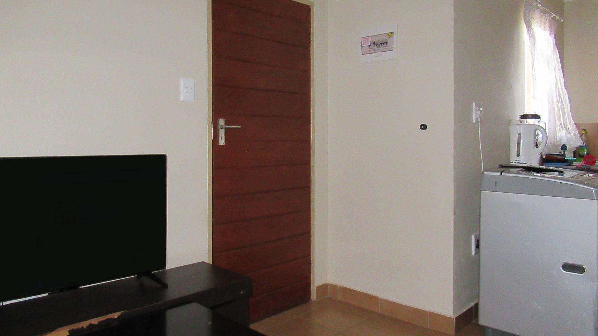 Lounges - 9 square meters of property in Palm Ridge