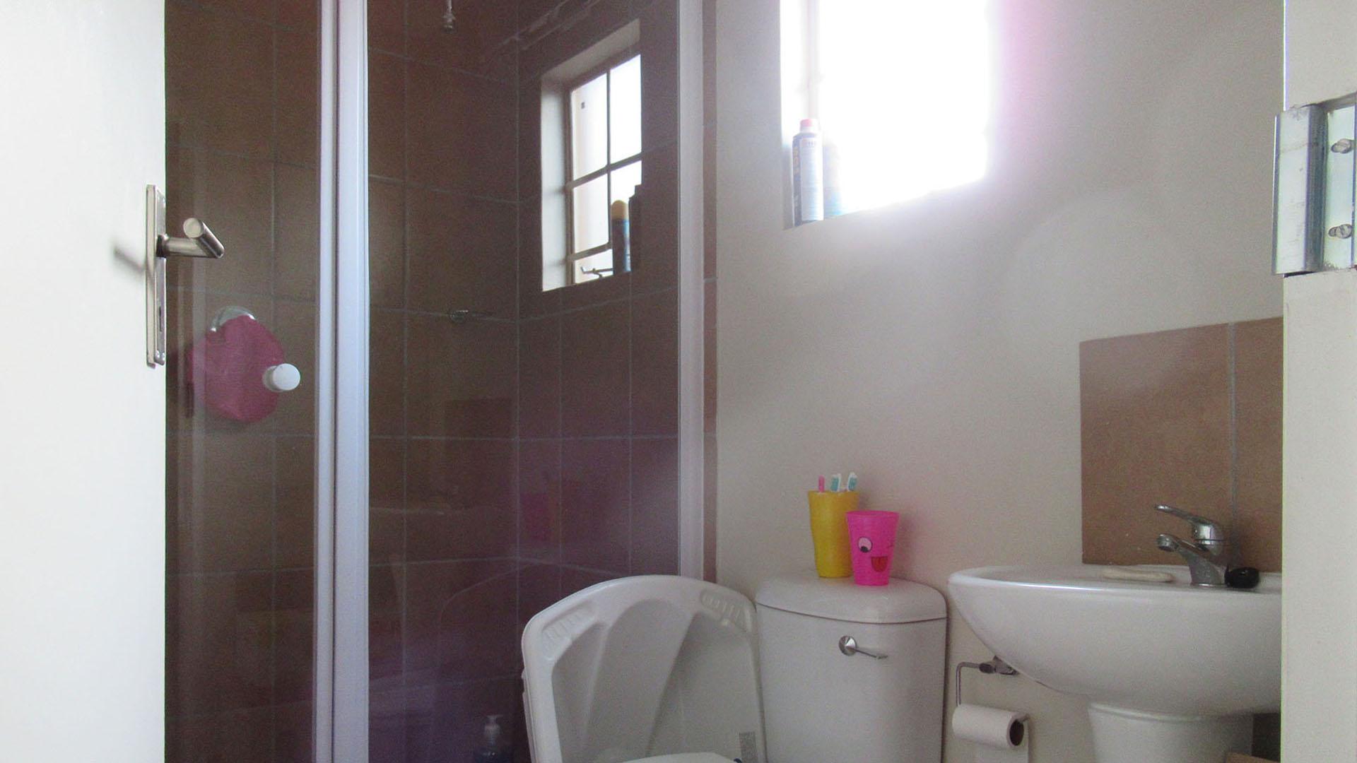 Main Bathroom - 4 square meters of property in Palm Ridge