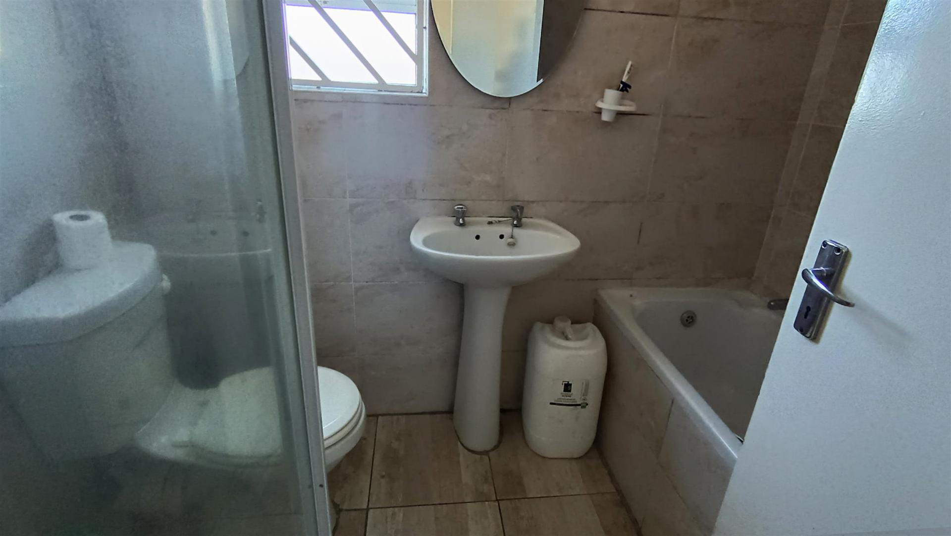 Bathroom 1 - 5 square meters of property in Parklands