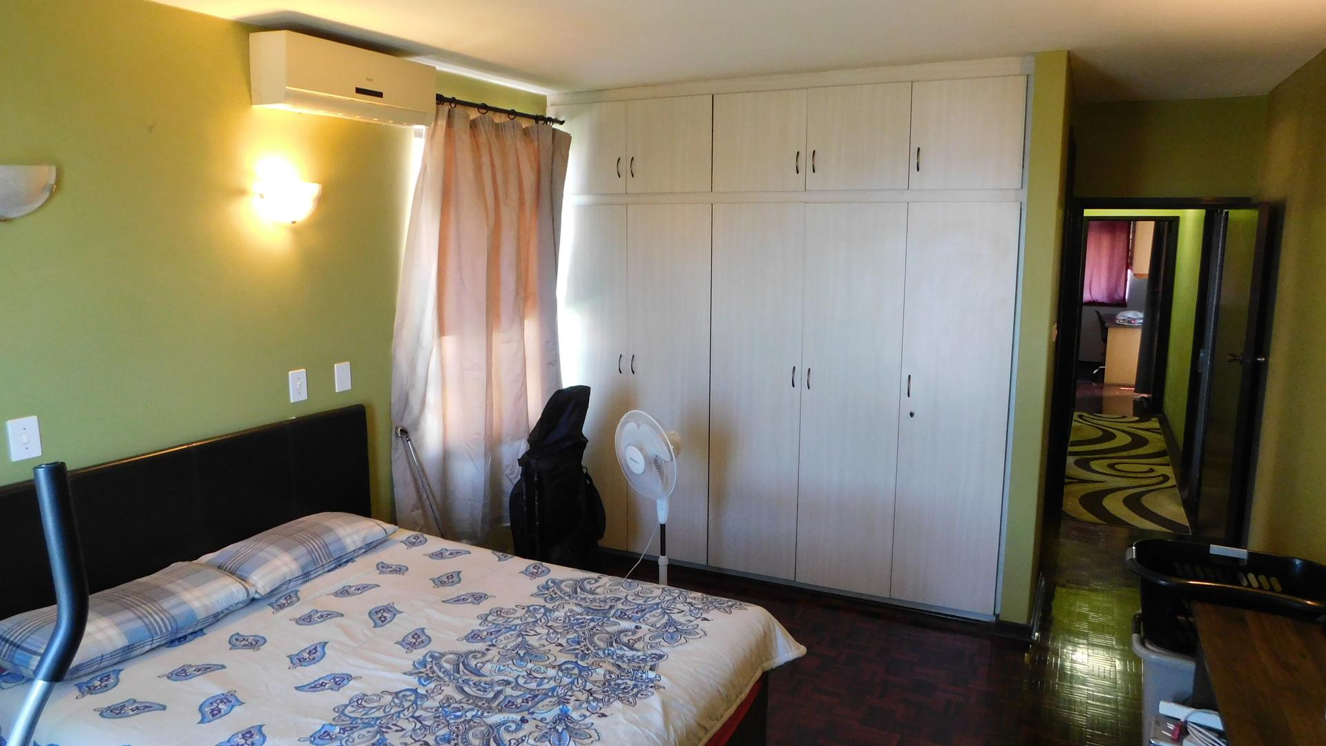 Main Bedroom - 23 square meters of property in Bulwer (Dbn)