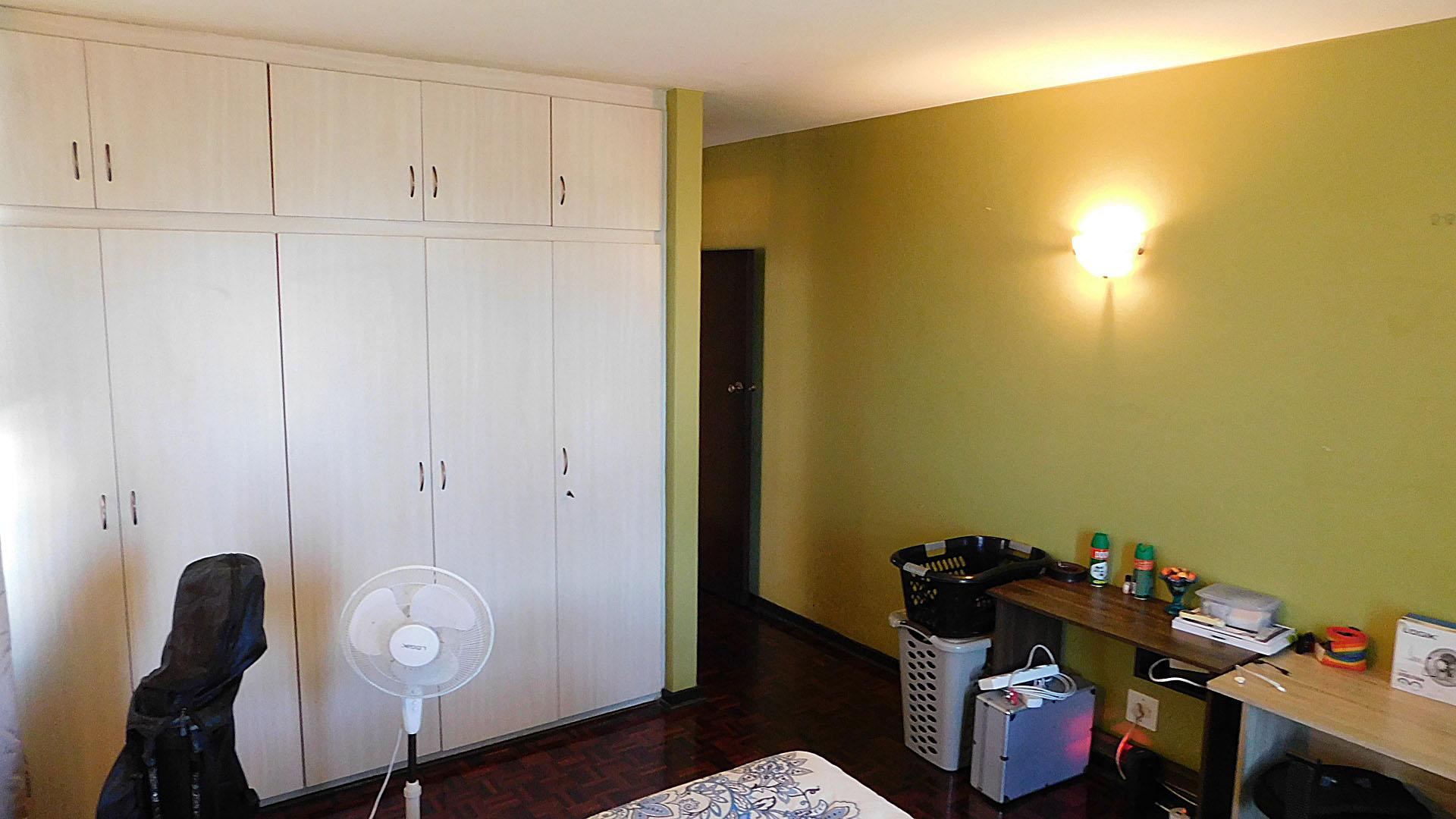 Main Bedroom - 23 square meters of property in Bulwer (Dbn)