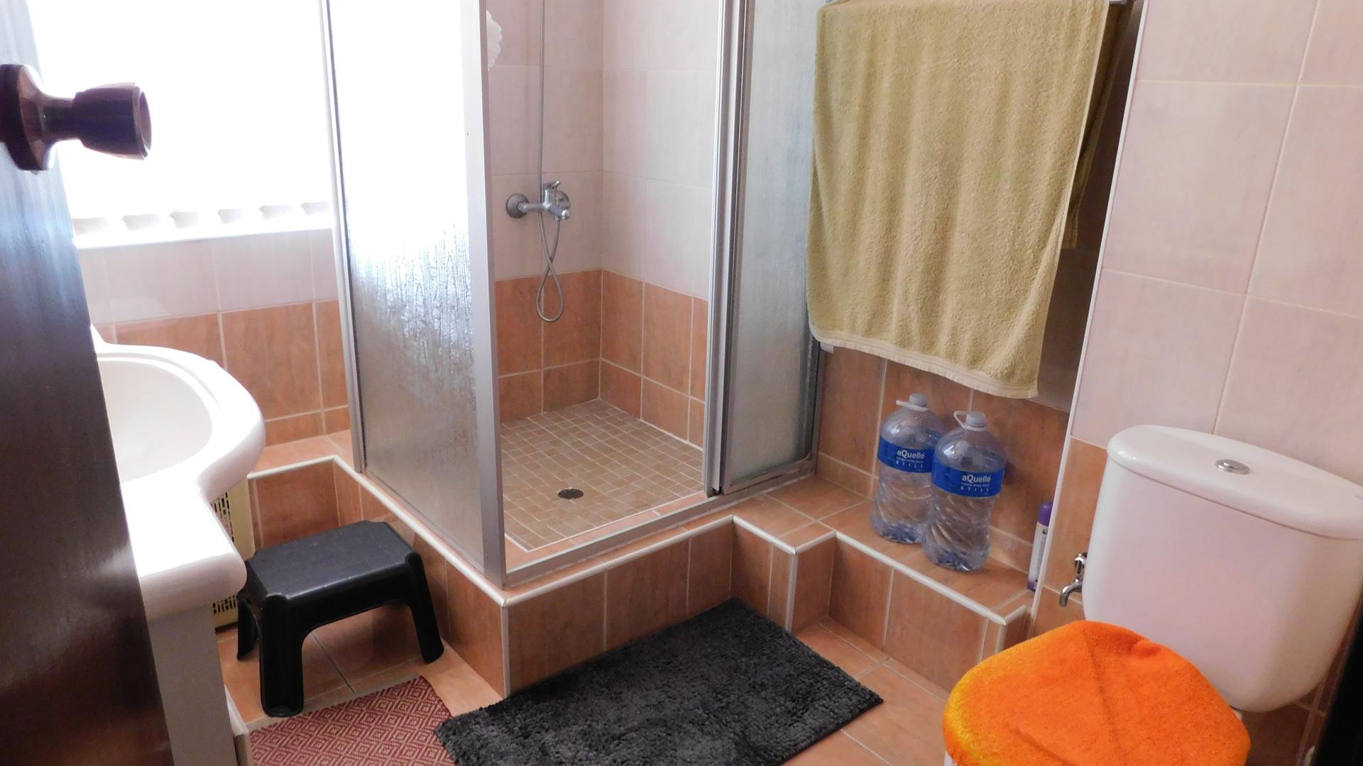 Main Bathroom - 6 square meters of property in Bulwer (Dbn)