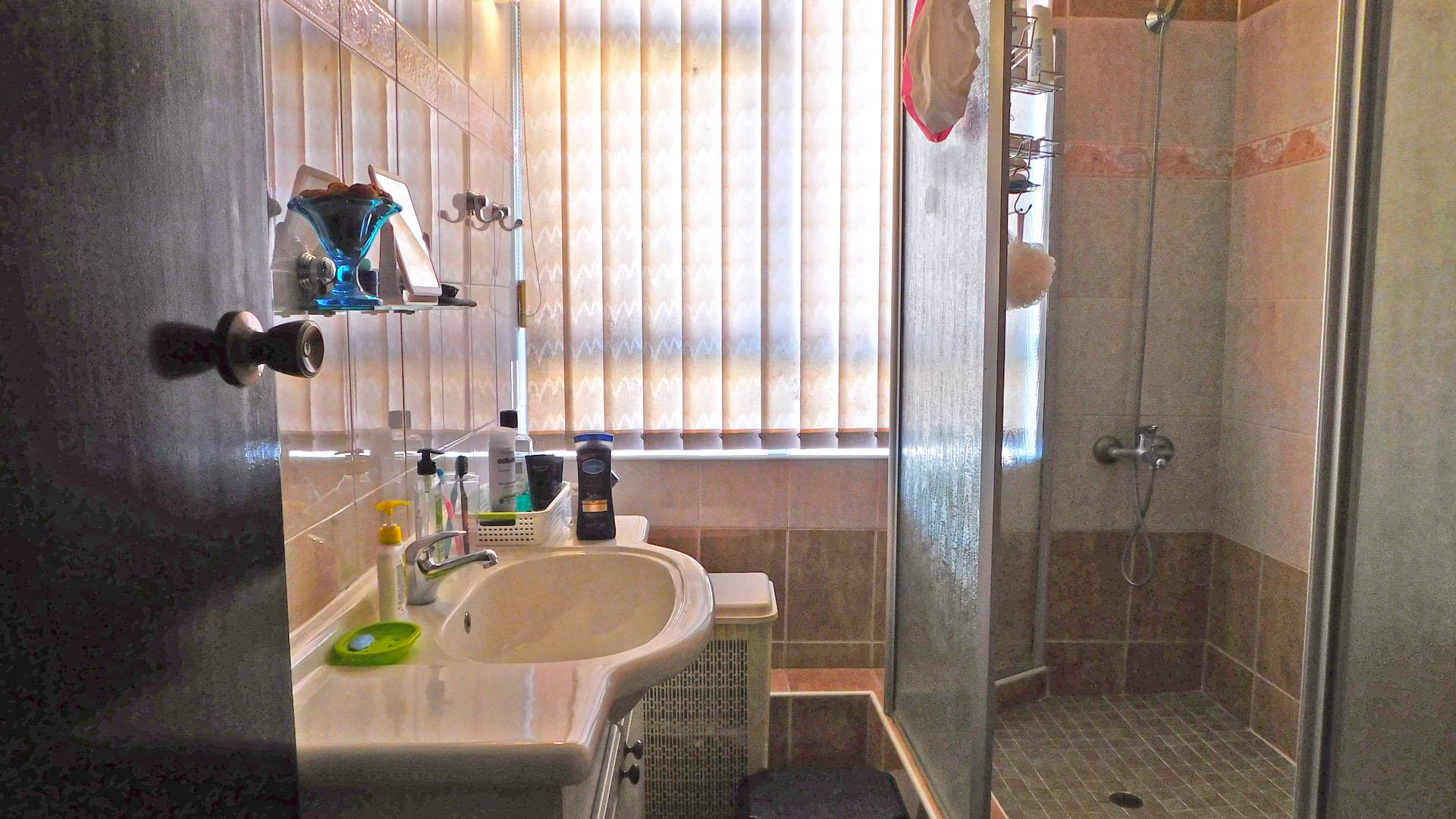 Main Bathroom - 6 square meters of property in Bulwer (Dbn)