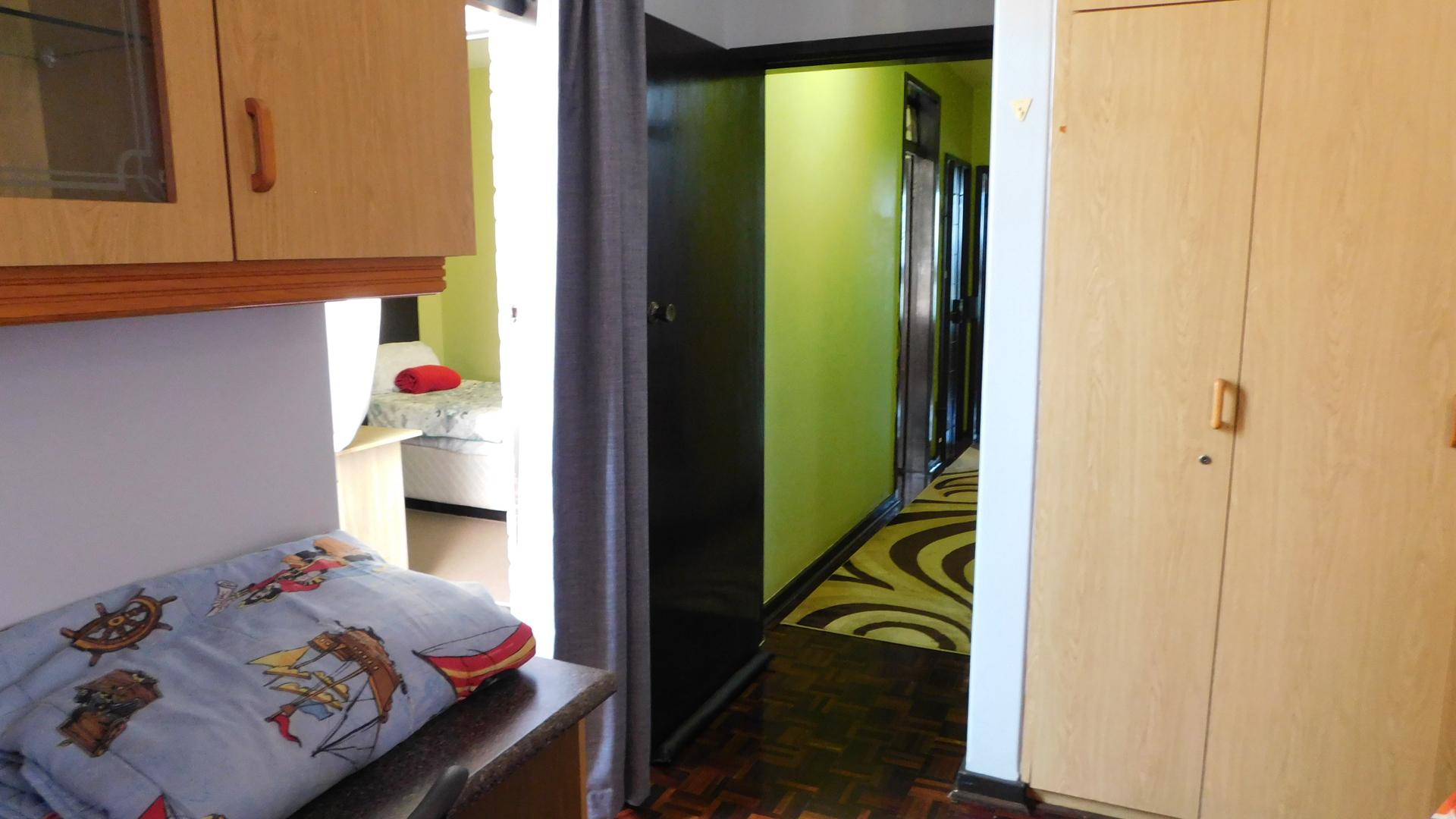 Bed Room 1 - 14 square meters of property in Bulwer (Dbn)