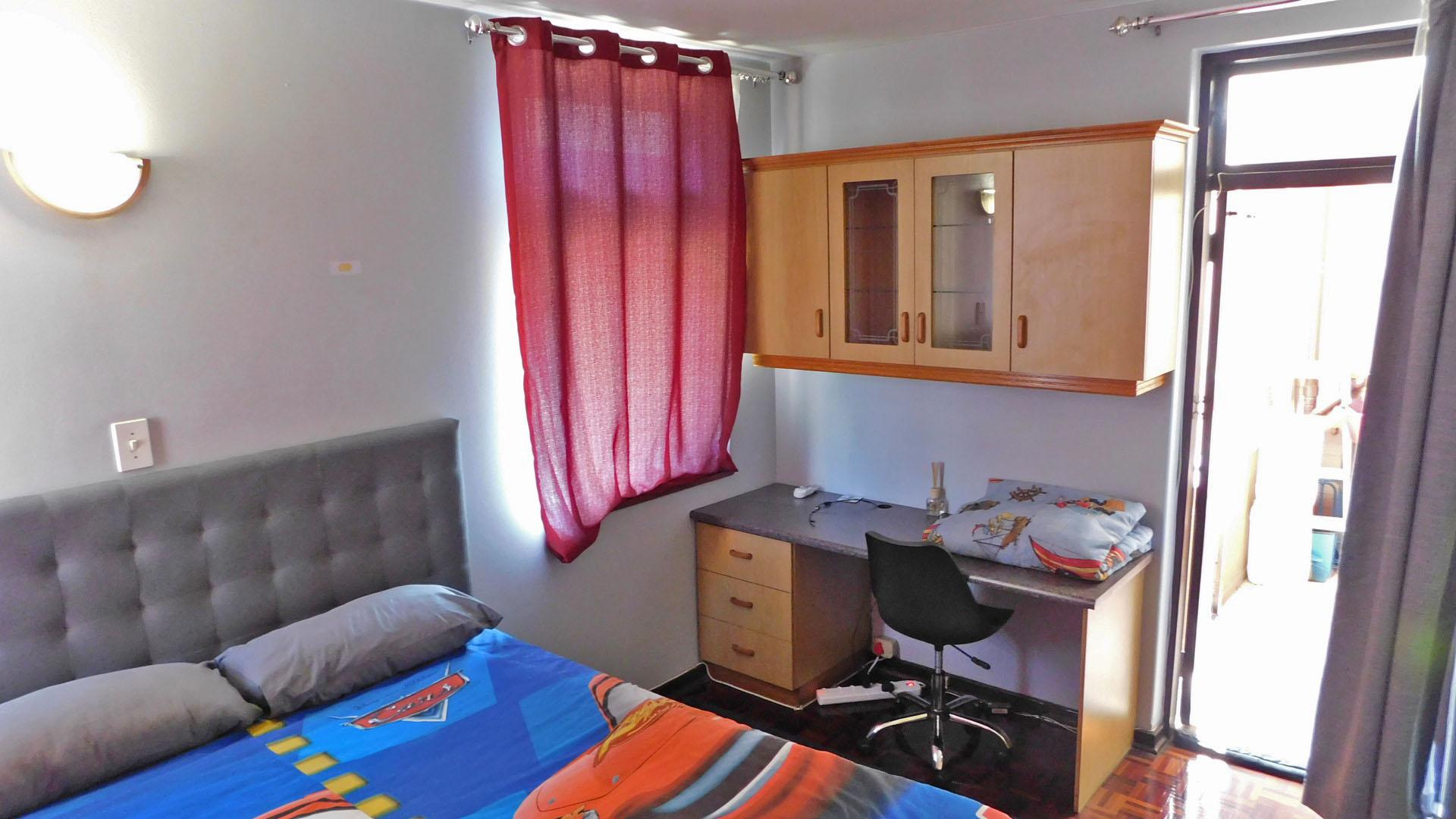 Bed Room 1 - 14 square meters of property in Bulwer (Dbn)